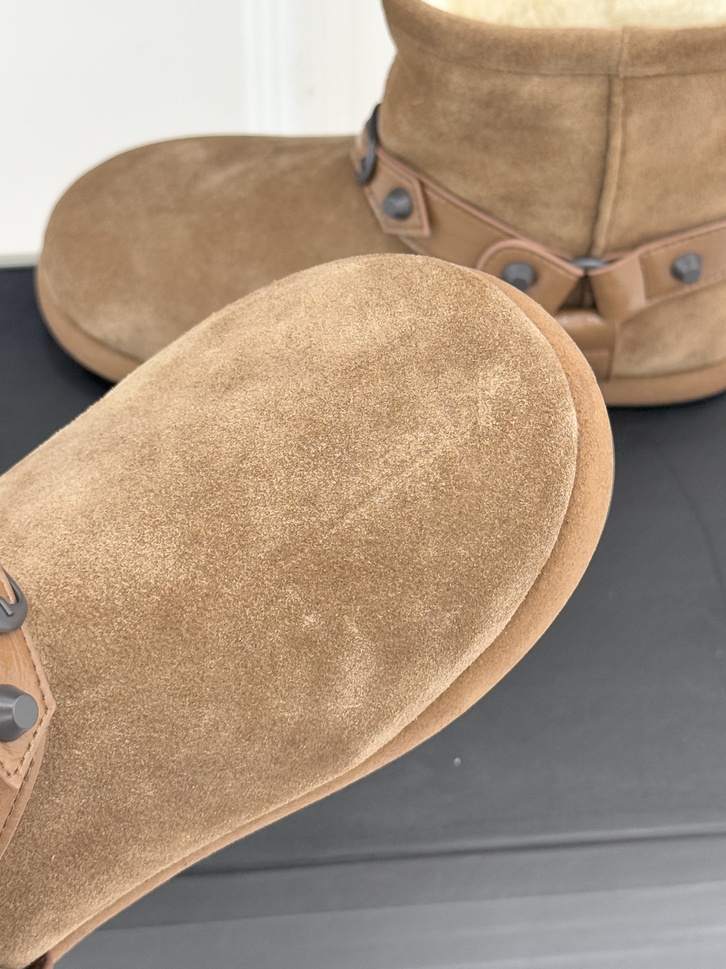 Balenciaga/巴黎世家25WF新品铆钉皮带厚底雪地靴当寒冬鞋履的实用主义遭遇Demna 标志性的