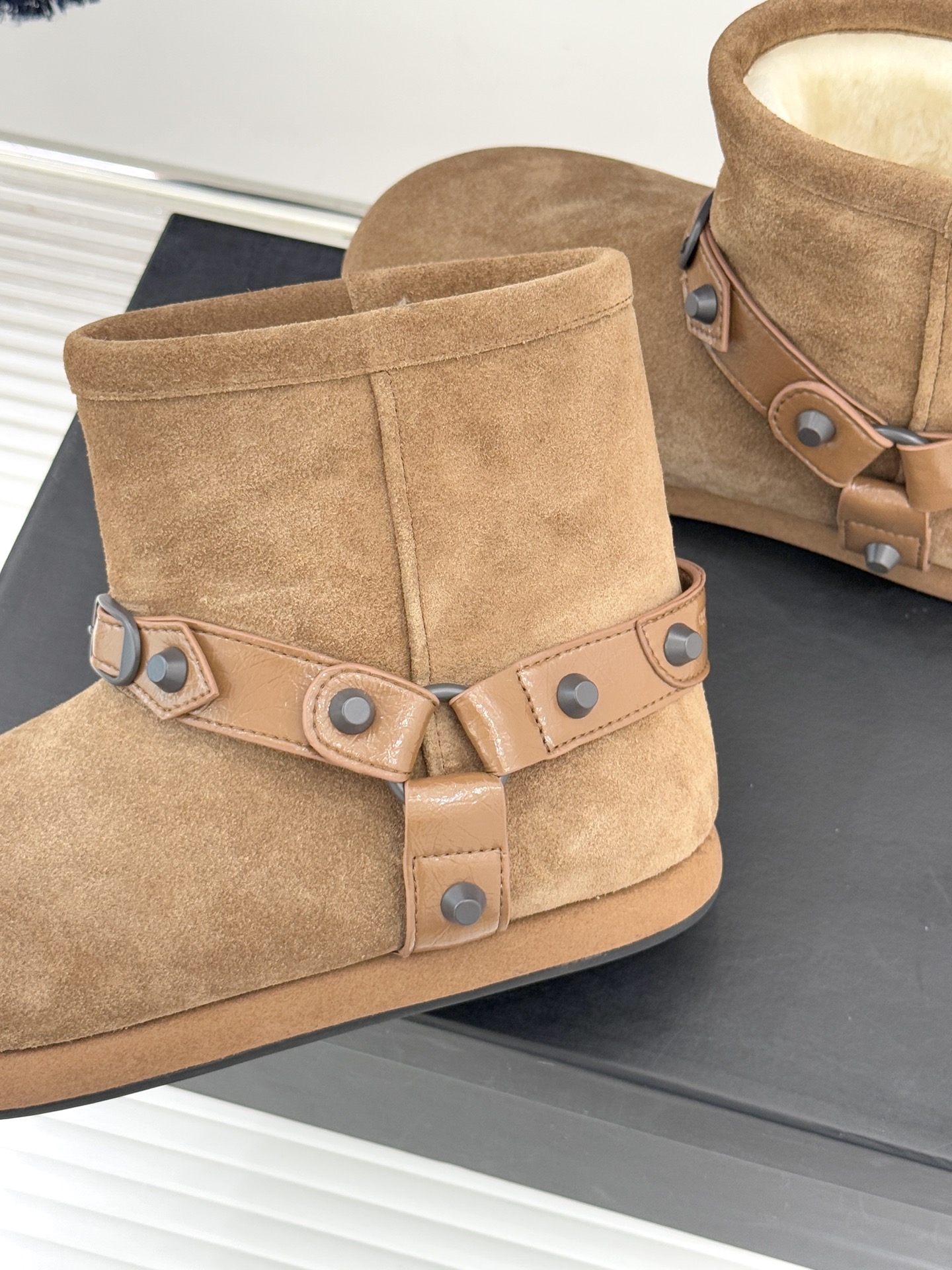 Balenciaga/巴黎世家25WF新品铆钉皮带厚底雪地靴当寒冬鞋履的实用主义遭遇Demna 标志性的