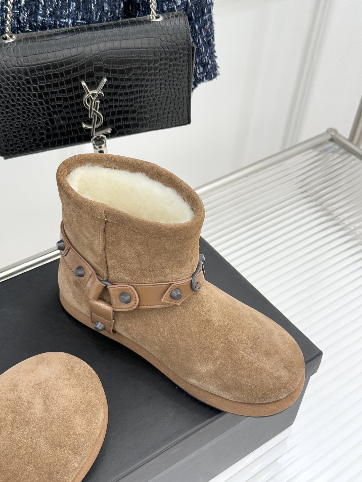 Balenciaga/巴黎世家25WF新品铆钉皮带厚底雪地靴当寒冬鞋履的实用主义遭遇Demna 标志性的