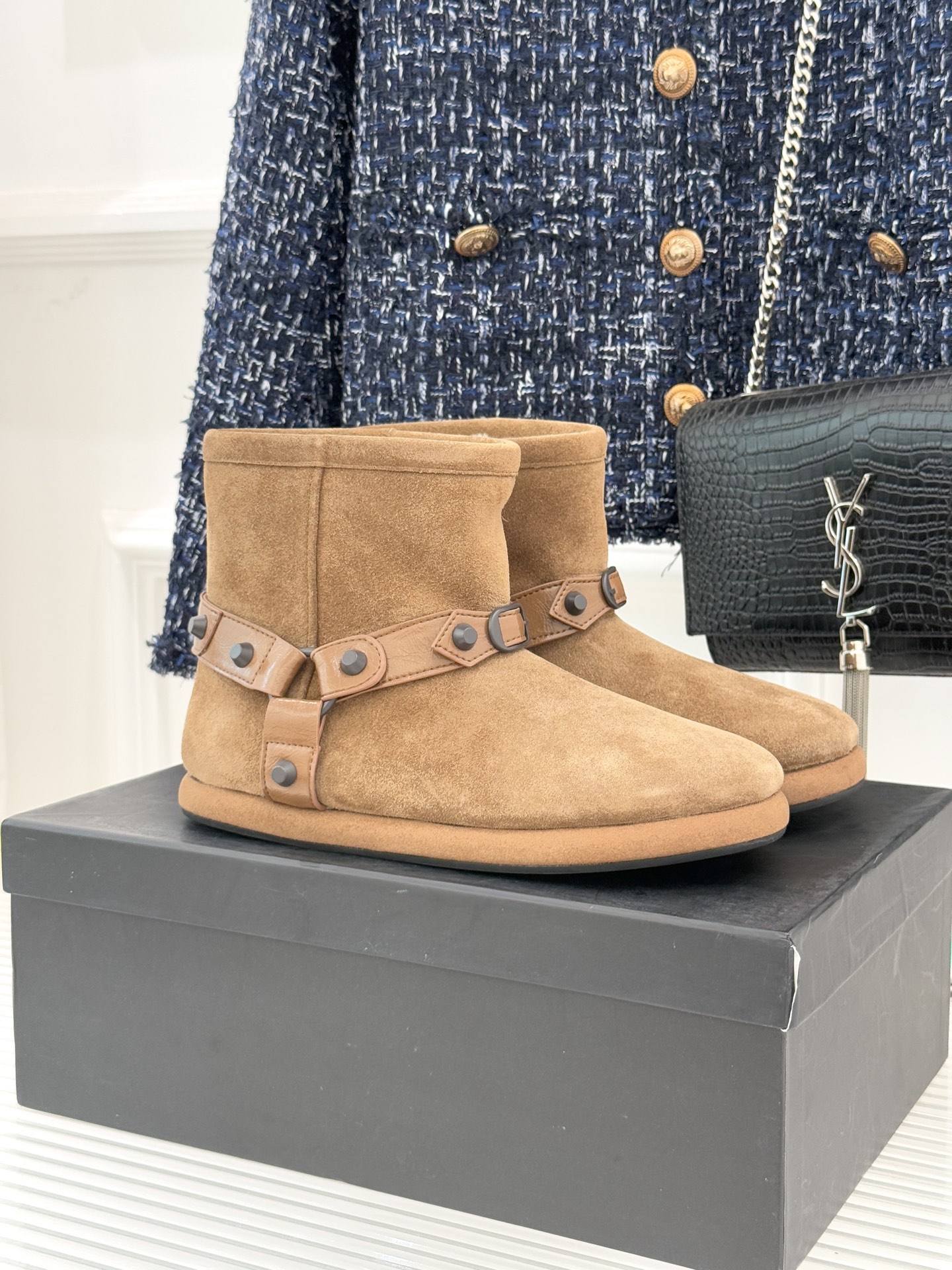 NO:559845,Balenciaga/Balenciaga 25WF new rivet belt thick-soled snow boots When the pragmatism of cold winter shoes encounters Demna's iconic collage aesthetics, these snow boots use dual symbols to reconstruct the rules of winter style, so that warmth function and street edge do not need to be compromised. The staggered metal rivets on the shoe body are not simply decorative and form a visual echo with the detachable wide belt at the ankle. The metallic texture of the belt buckle collides with the luster of the rivets, replicating the unruly aura of the 'neo-biker'.  Filled with real wool inside, providing continuous warmth below zero. The 80mm thick sole adopts an exclusive molded deep tooth pattern, which combines non-slip wear resistance with a natural height-increasing effect. It has the stability of functional boots when walking. It breaks the inherent perception of 'warmth equals bulkiness' with exquisite stitching made by Made in Italy.   Incorporate the decorative edge of belts and rivets into snow boots. This pair of boots is not only a weapon against wind and snow, but also Balenciaga's interpretation of winter style. Using the structural sense of the belt and the sharpness of rivets, it injects an unreplicable personality attitude into the minimalist functional tone. size35-39 (customized for 40), snow boots, balenciaga, balenciaga, boots19860909Balenciaga/巴黎世家25WF新品铆钉 皮带厚底雪地靴 当寒冬鞋履的实用主义遭遇 Demna 标志性的拼贴美学 这款雪地靴以双重符号重构冬季风格法则 让保暖机能与街头锋芒无需妥协. 鞋身错落的金属铆钉并非单纯装饰 与脚踝处可拆卸的宽版皮带形成视觉呼应 皮带扣的金属质感与铆钉光泽碰撞 复刻「neo-biker」的不羁气场. 内里填充的真羊毛 零下持续暖意 80mm 厚底采用独家开模深齿纹路 兼顾防滑耐磨与自然增高效果 行走间既有机能靴的沉稳 它打破「保暖即臃肿」的固有认知 以 Made in Italy 的精湛针脚 将皮带与铆钉的装饰锋芒融入雪地靴中 这双靴子不止是抵御风雪的利器 更是 Balenciaga 对冬季风格的注解 用皮带的结构感与铆钉的尖锐感 在极简机能基调中注入不可复制的个性态度. size35-39（40定制）,雪地靴,balenciaga,balenciaga,boots,Women's Shoes