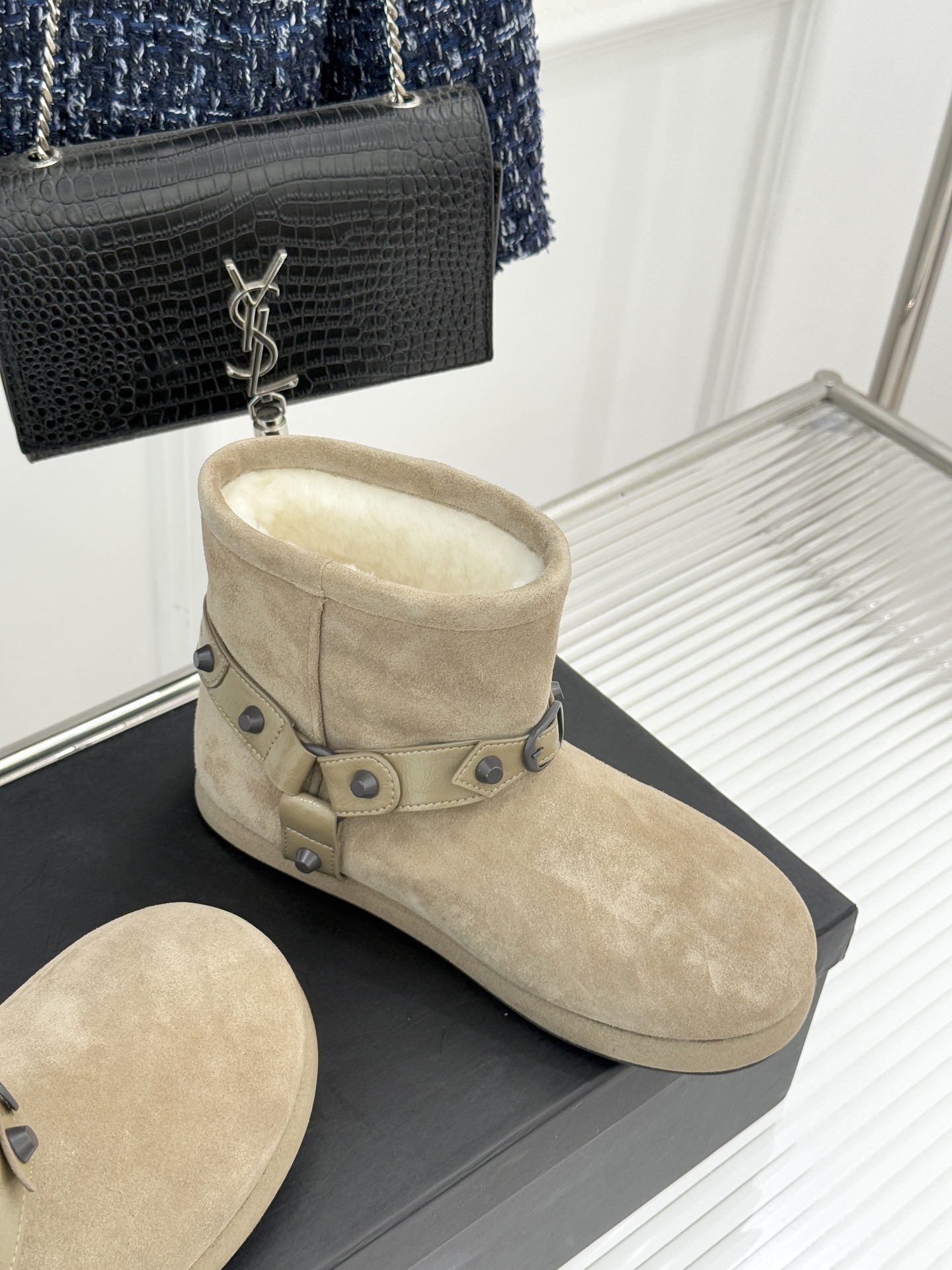 Balenciaga/巴黎世家25WF新品铆钉皮带厚底雪地靴当寒冬鞋履的实用主义遭遇Demna 标志性的