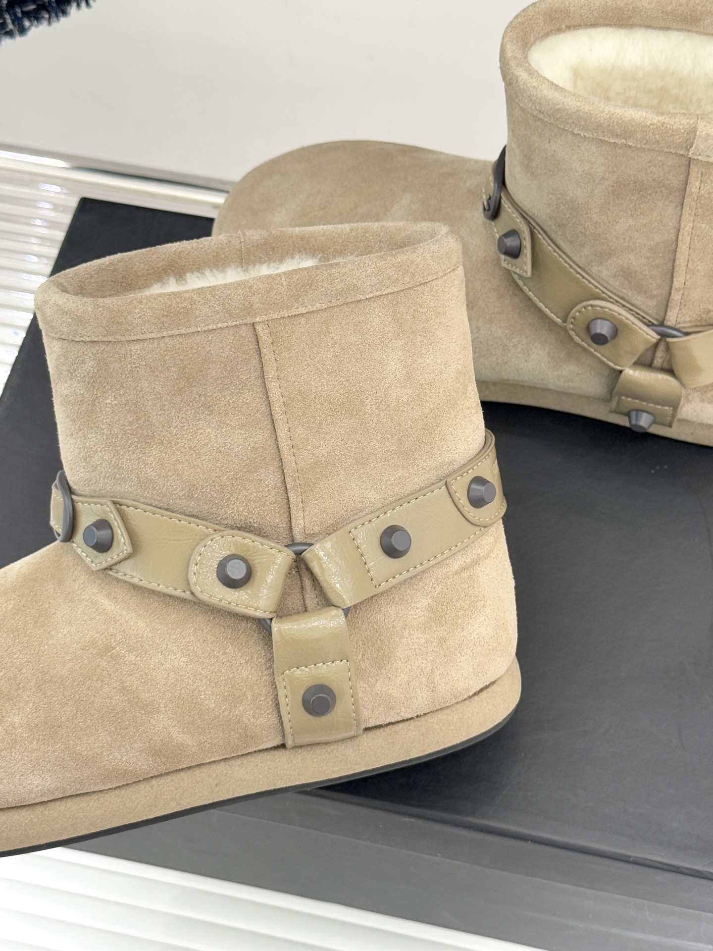 Balenciaga/巴黎世家25WF新品铆钉皮带厚底雪地靴当寒冬鞋履的实用主义遭遇Demna 标志性的