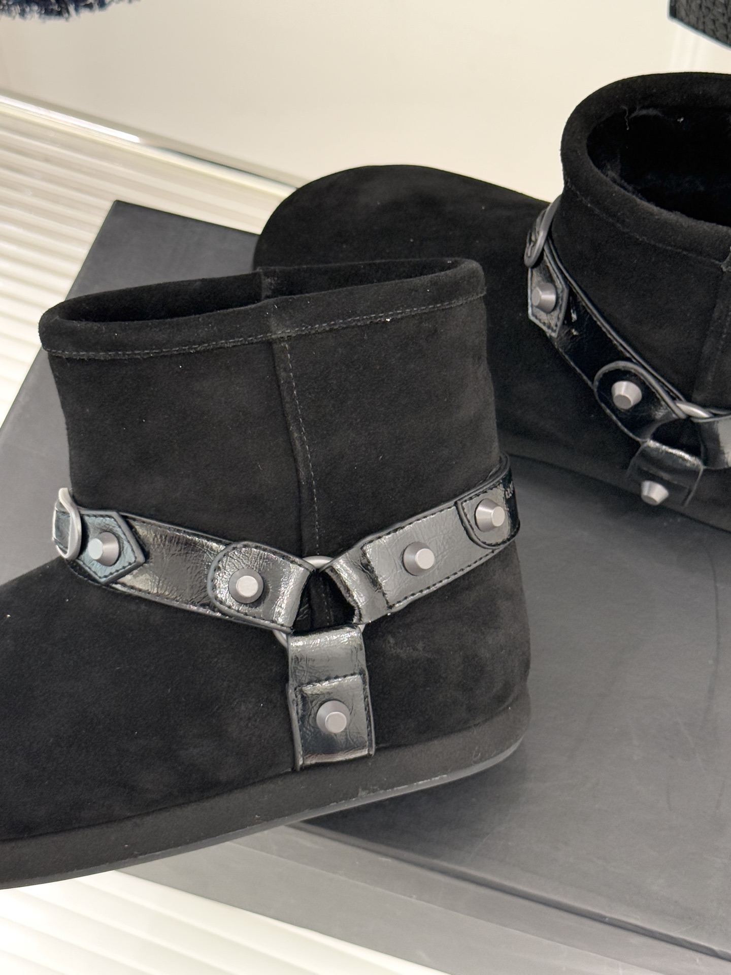 Balenciaga/巴黎世家25WF新品铆钉皮带厚底雪地靴当寒冬鞋履的实用主义遭遇Demna 标志性的