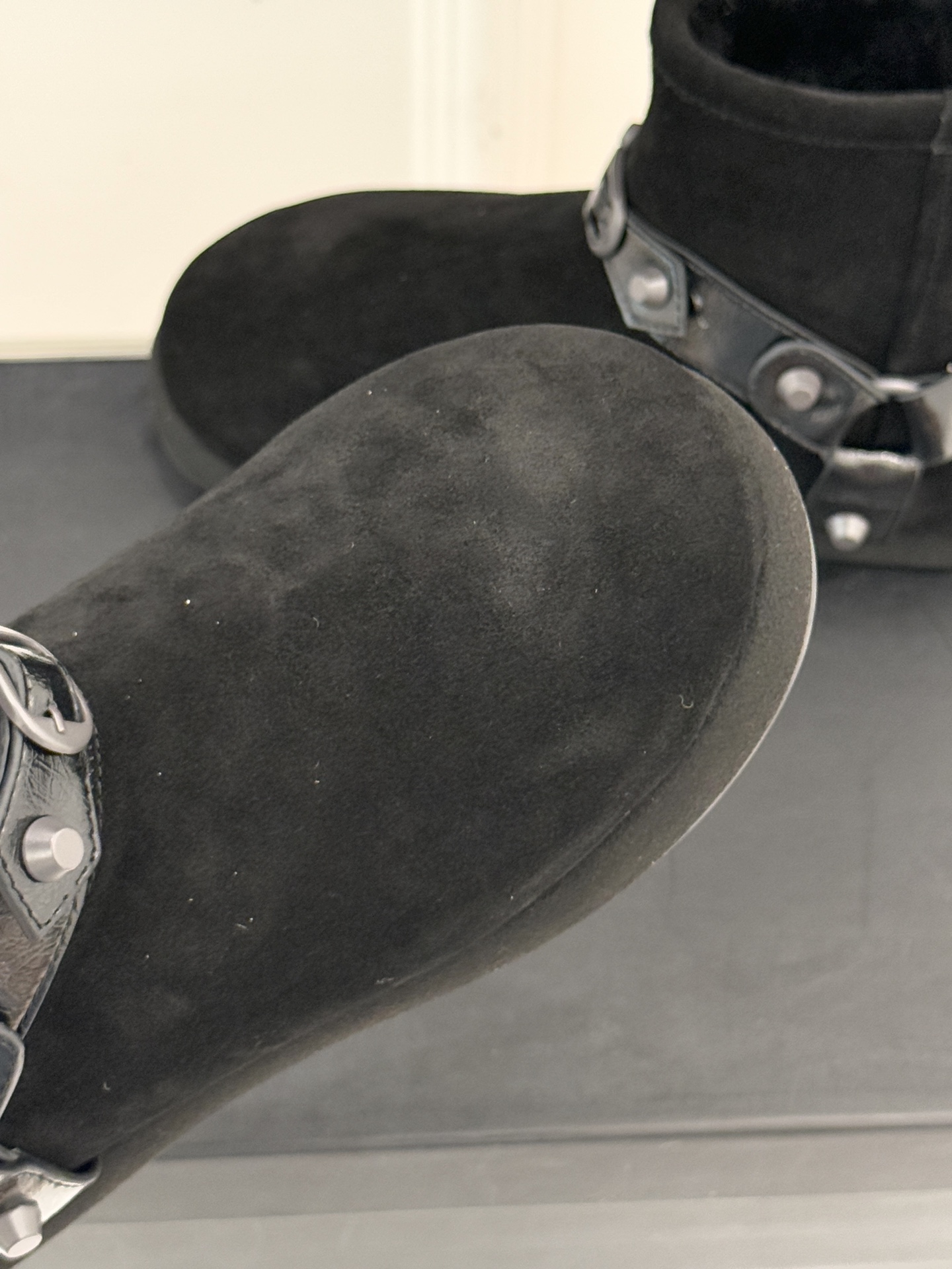 Balenciaga/巴黎世家25WF新品铆钉皮带厚底雪地靴当寒冬鞋履的实用主义遭遇Demna 标志性的