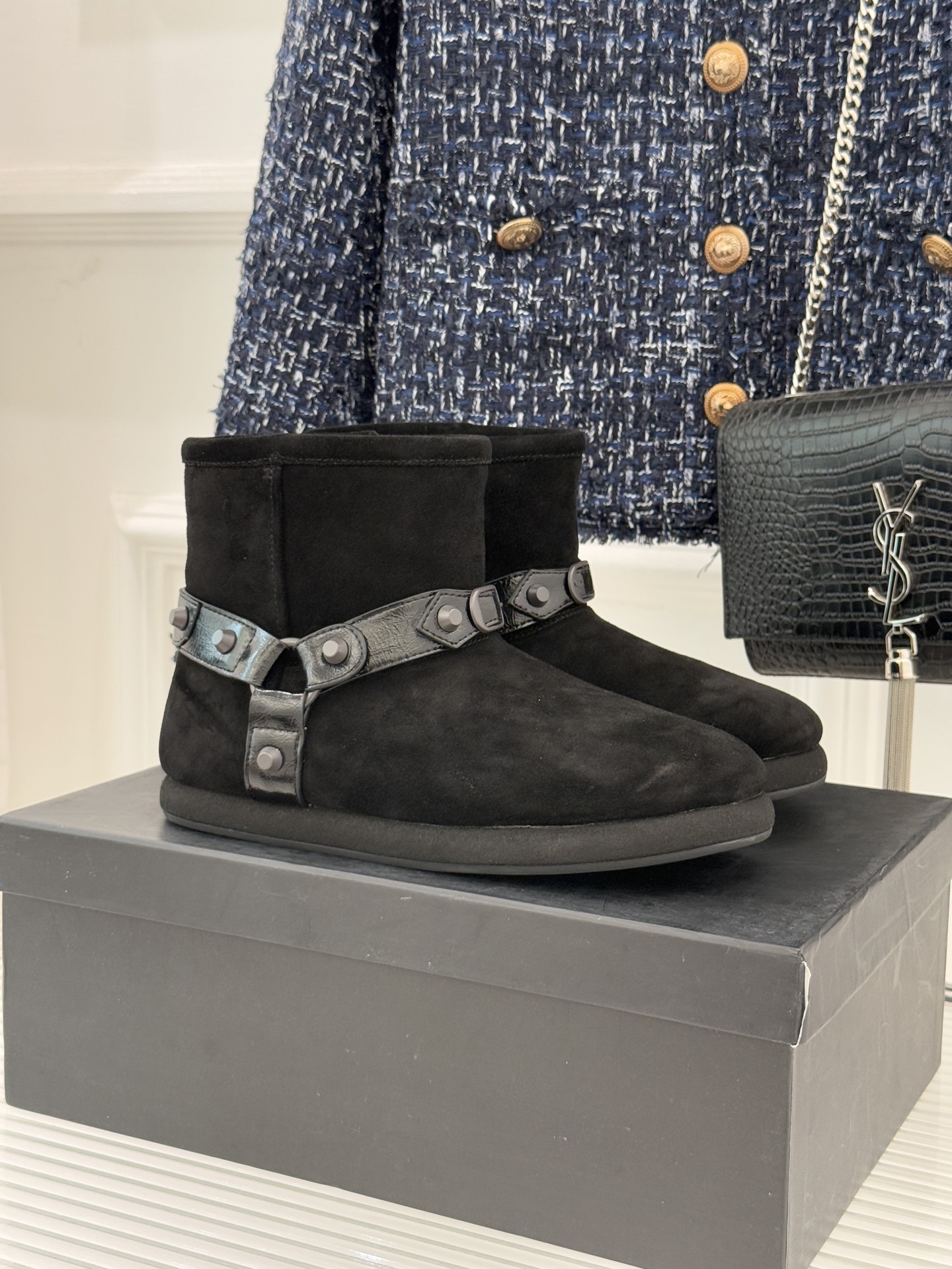 NO:560148,/ Balenciaga New Rivet Belt Thick-soled Snow Boots Lamb Wool Ski Boots Original purchased from ZP Anatomy Developed The uppers are made from Italian imported materials combined with Australian wool. The lining and foot pads are made from a whole sheet of Australian wool. The wool is particularly thick and has high warmth retention!  The fabric is selected from the original high mercerized anti-velvet. The lining is made of imported grade A sheep wool. The original open-molded non-slip and wear-resistant outsole. Size 35-40 [40 customized], snow boots, balenciaga, boots19860909/巴黎世家 新款铆钉皮带厚底雪地靴 羊羔毛滑雪靴 原版购入 ZP解剖开发 鞋面选用意大利进口材料结合澳洲羊毛,内里和垫脚均是采用整张澳洲羊毛,毛质特别厚实保暖性极高！ 面料精选原版高丝光反绒 内里采用进口A级绵羊毛 原版开模防滑耐磨大底 尺码 35-40 [40定做],雪地靴,balenciaga,boots,Women's Shoes