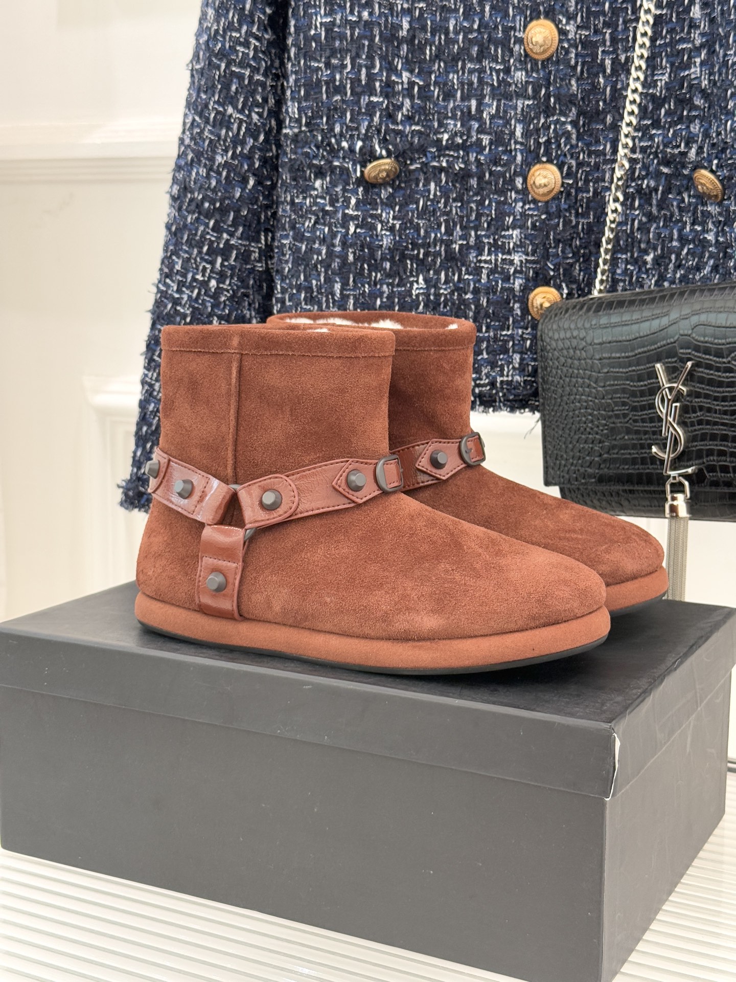 NO:559533,Balenciaga/Balenciaga 25WF new rivet belt thick-soled snow boots When the pragmatism of cold winter shoes encounters Demna's iconic collage aesthetics, these snow boots use dual symbols to reconstruct the rules of winter style, so that warmth function and street edge do not need to be compromised. The staggered metal rivets on the shoe body are not simply decorative and form a visual echo with the detachable wide belt at the ankle. The metallic texture of the belt buckle collides with the luster of the rivets, replicating the unruly aura of the 'neo-biker'.  Filled with real wool inside, providing continuous warmth below zero. The 80mm thick sole adopts an exclusive molded deep tooth pattern, which combines non-slip wear resistance with a natural height-increasing effect. It has the stability of functional boots when walking. It breaks the inherent perception of 'warmth equals bulkiness' with exquisite stitching made by Made in Italy.   Incorporate the decorative edge of belts and rivets into snow boots. This pair of boots is not only a weapon against wind and snow, but also Balenciaga's interpretation of winter style. Use the structural sense of the belt and the sharpness of rivets to inject an unreplicable personality attitude into the minimalist functional tone. size35-39 (customized for 40), boots, balenciaga, balenciaga, boots19860909Balenciaga/巴黎世家25WF新品铆钉 皮带厚底雪地靴 当寒冬鞋履的实用主义遭遇 Demna 标志性的拼贴美学 这款雪地靴以双重符号重构冬季风格法则 让保暖机能与街头锋芒无需妥协. 鞋身错落的金属铆钉并非单纯装饰 与脚踝处可拆卸的宽版皮带形成视觉呼应 皮带扣的金属质感与铆钉光泽碰撞 复刻「neo-biker」的不羁气场. 内里填充的真羊毛 零下持续暖意 80mm 厚底采用独家开模深齿纹路 兼顾防滑耐磨与自然增高效果 行走间既有机能靴的沉稳 它打破「保暖即臃肿」的固有认知 以 Made in Italy 的精湛针脚 将皮带与铆钉的装饰锋芒融入雪地靴中 这双靴子不止是抵御风雪的利器 更是 Balenciaga 对冬季风格的注解 用皮带的结构感与铆钉的尖锐感 在极简机能基调中注入不可复制的个性态度. size35-39（40定制）,靴子,balenciaga,balenciaga,boots,Women's Shoes