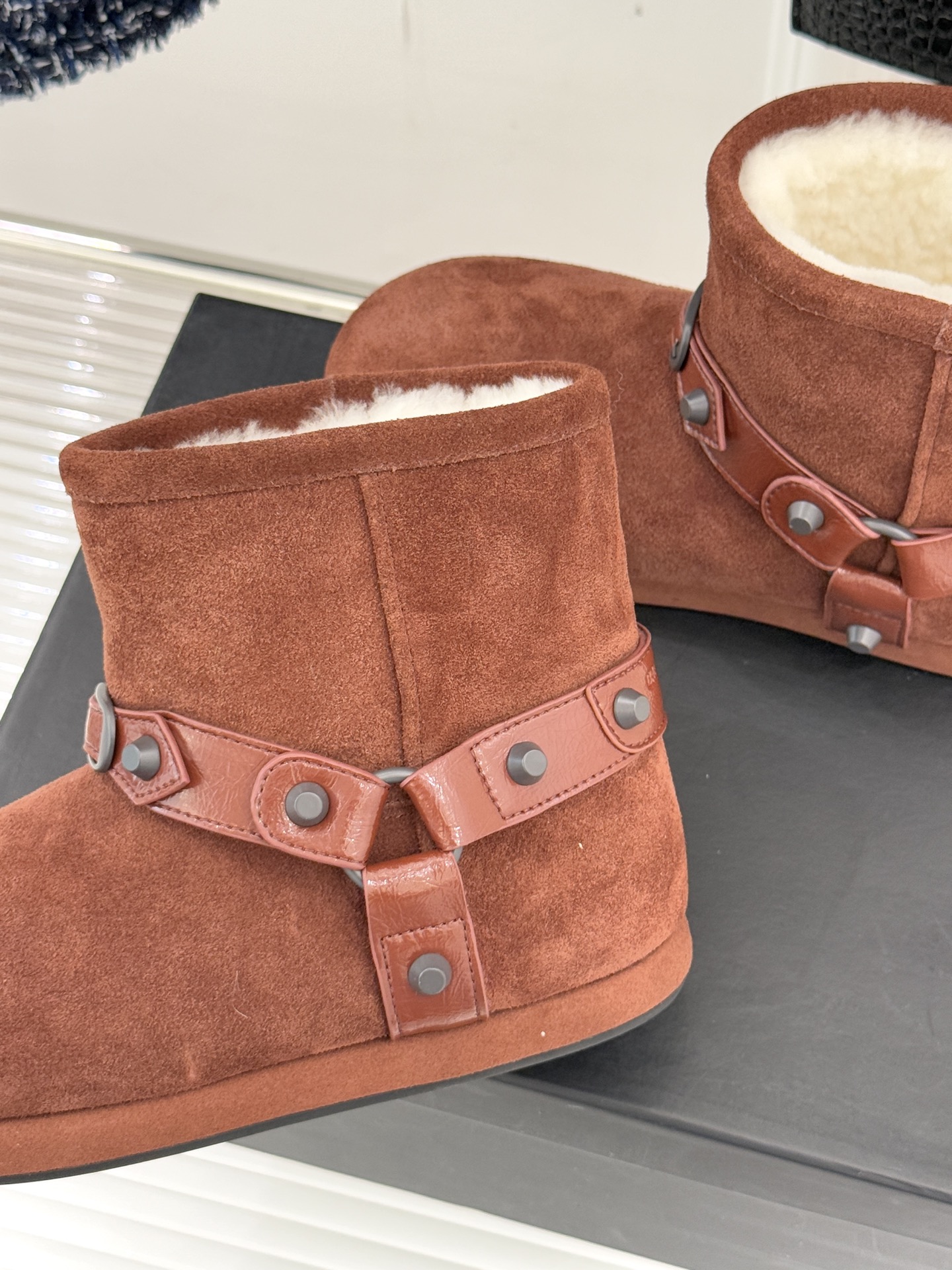 Balenciaga/巴黎世家25WF新品铆钉皮带厚底雪地靴当寒冬鞋履的实用主义遭遇Demna 标志性的