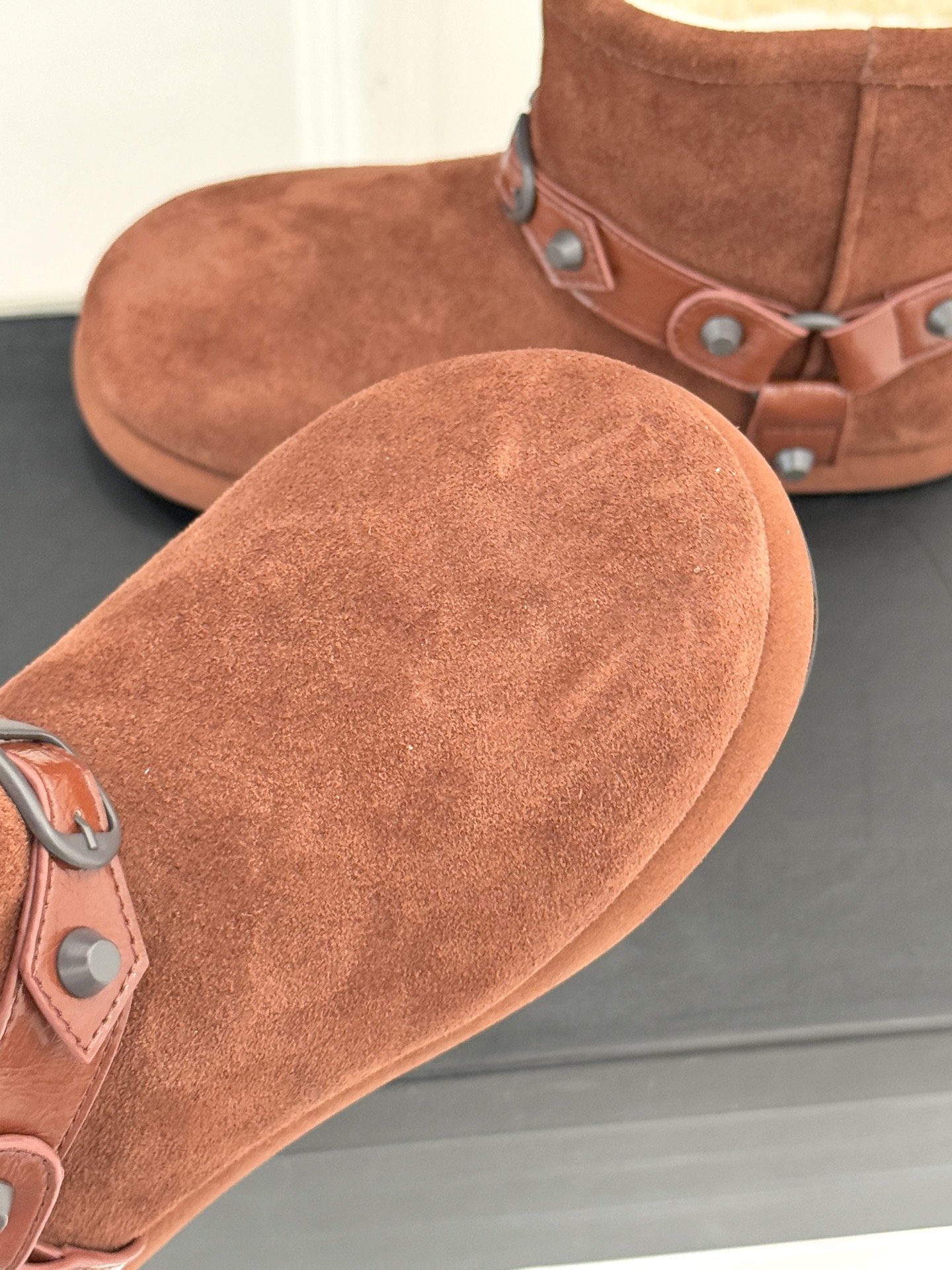 Balenciaga/巴黎世家25WF新品铆钉皮带厚底雪地靴当寒冬鞋履的实用主义遭遇Demna 标志性的