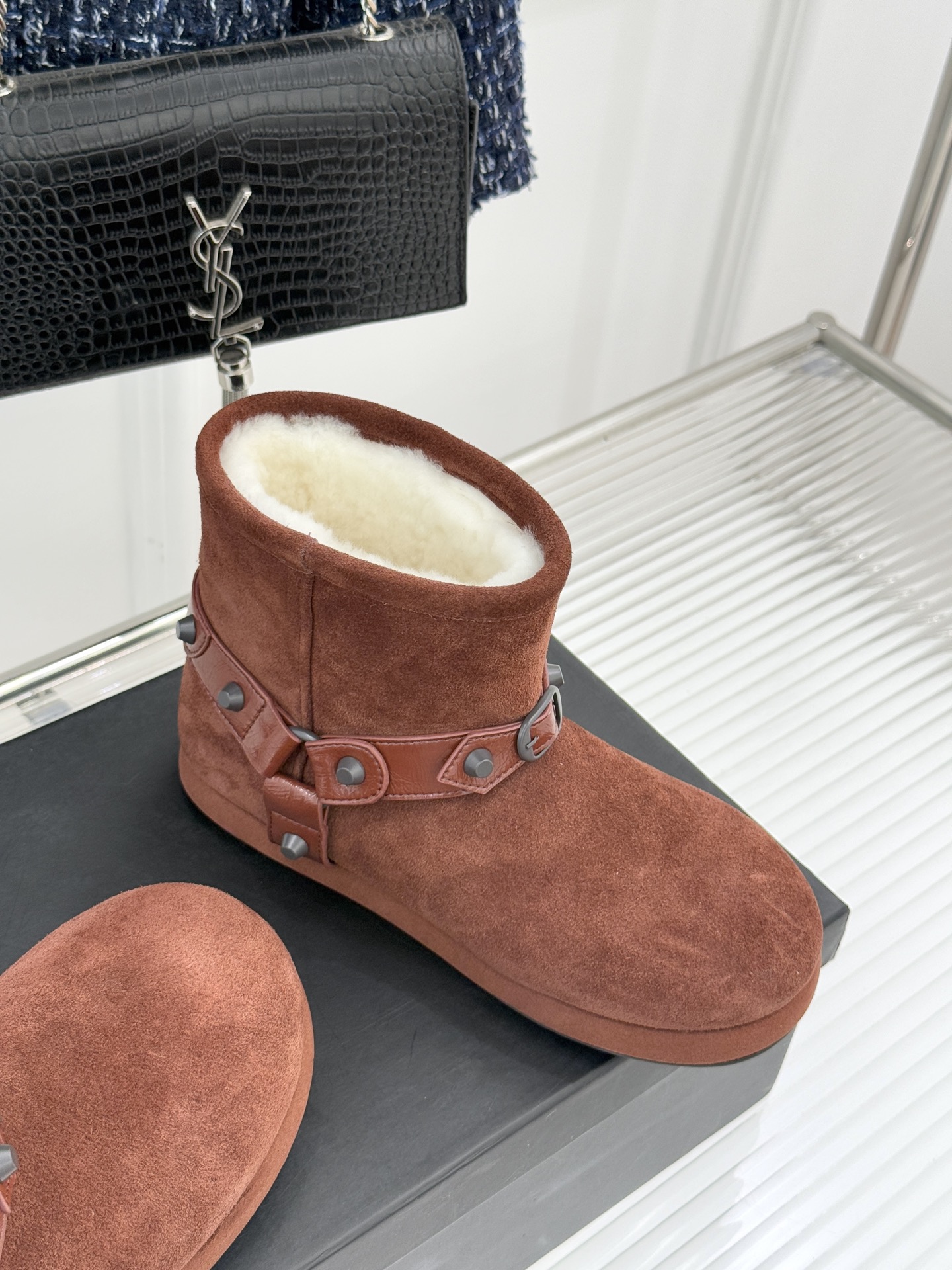 Balenciaga/巴黎世家25WF新品铆钉皮带厚底雪地靴当寒冬鞋履的实用主义遭遇Demna 标志性的