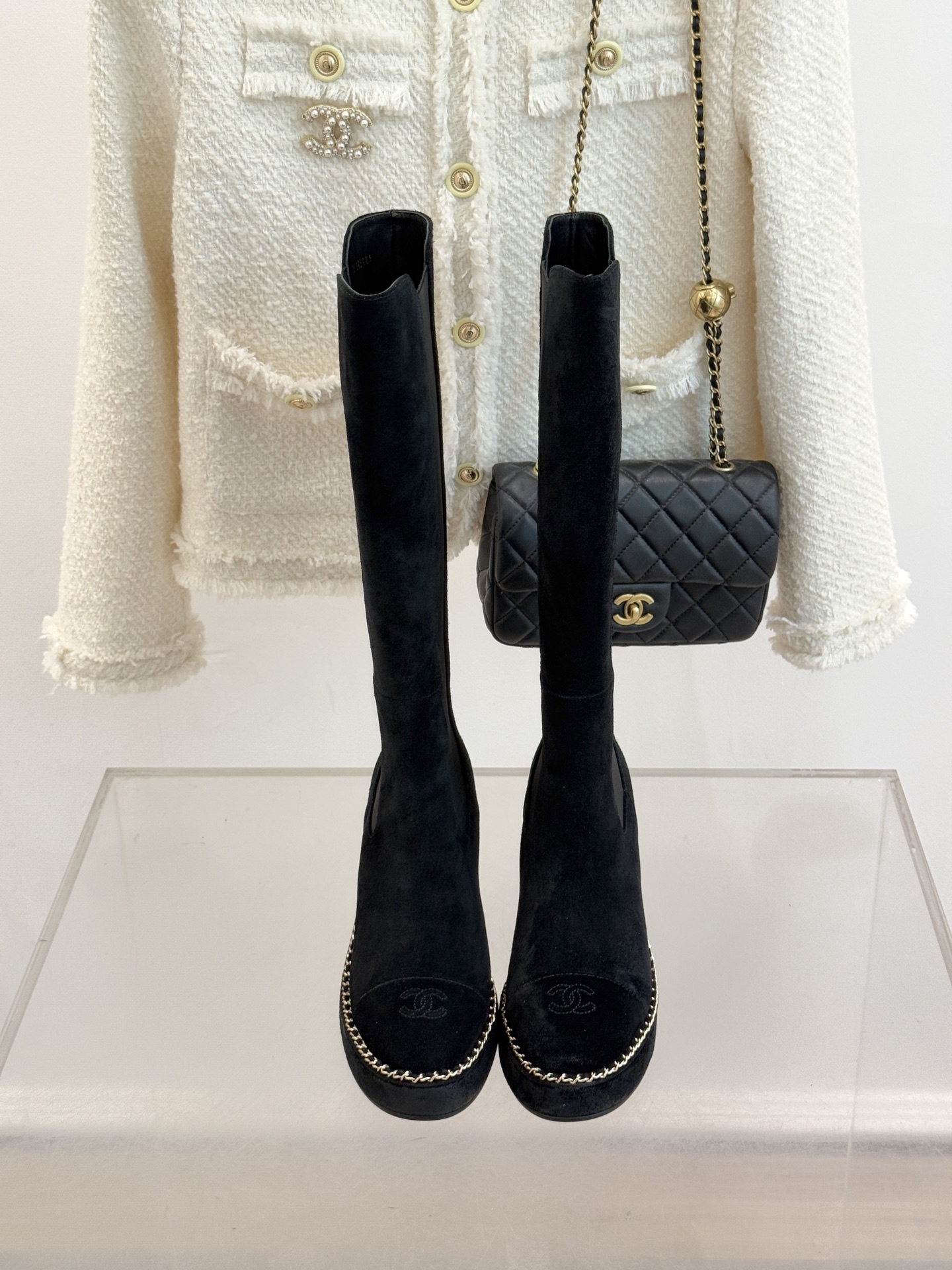 CHANE*｜小香25k秋冬新品拼色链条双C切尔西粗跟长靴这双切尔西短靴简直是时尚圈的“梦中情靴”！独特