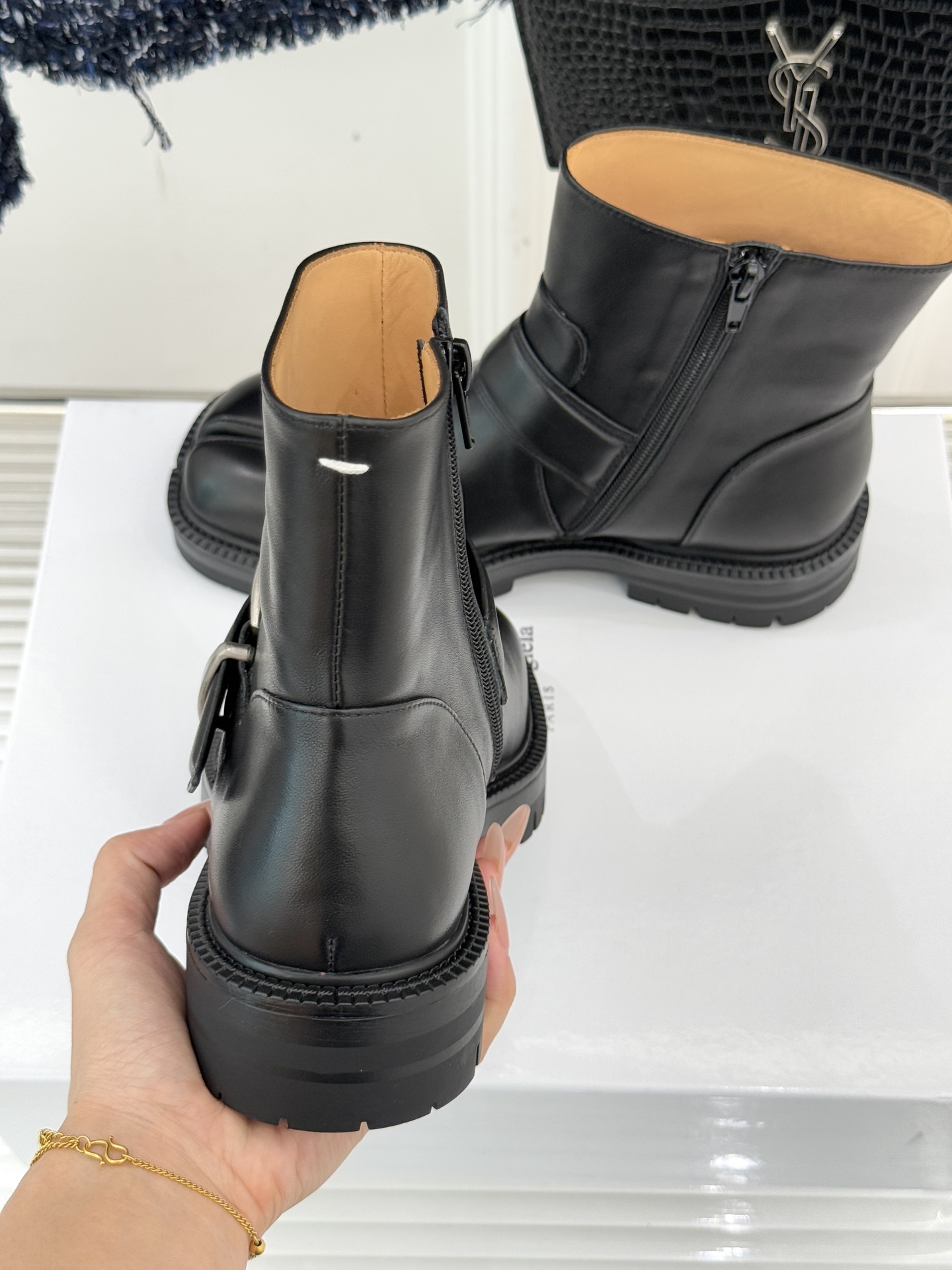 MaisonMargiela/MM6经典复古皮带扣分趾靴系列当15世纪日本「足袋」的东方基因，邂逅中世纪
