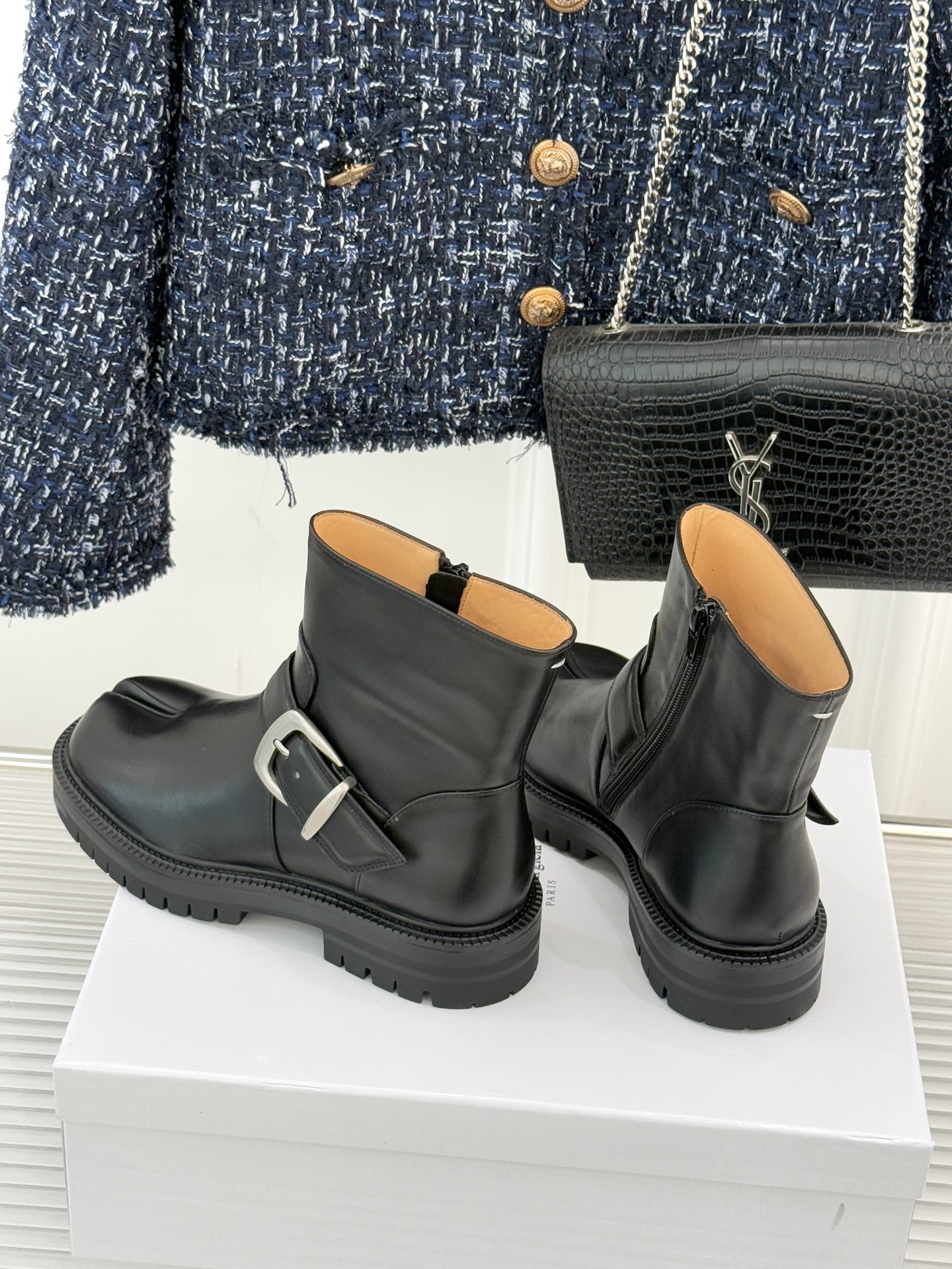 MaisonMargiela/MM6经典复古皮带扣分趾靴系列当15世纪日本「足袋」的东方基因，邂逅中世纪