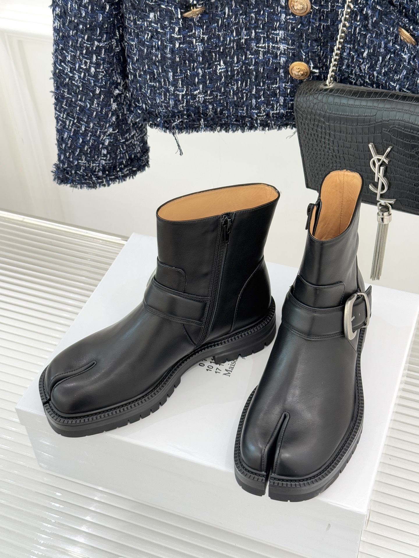 MaisonMargiela/MM6经典复古皮带扣分趾靴系列当15世纪日本「足袋」的东方基因，邂逅中世纪