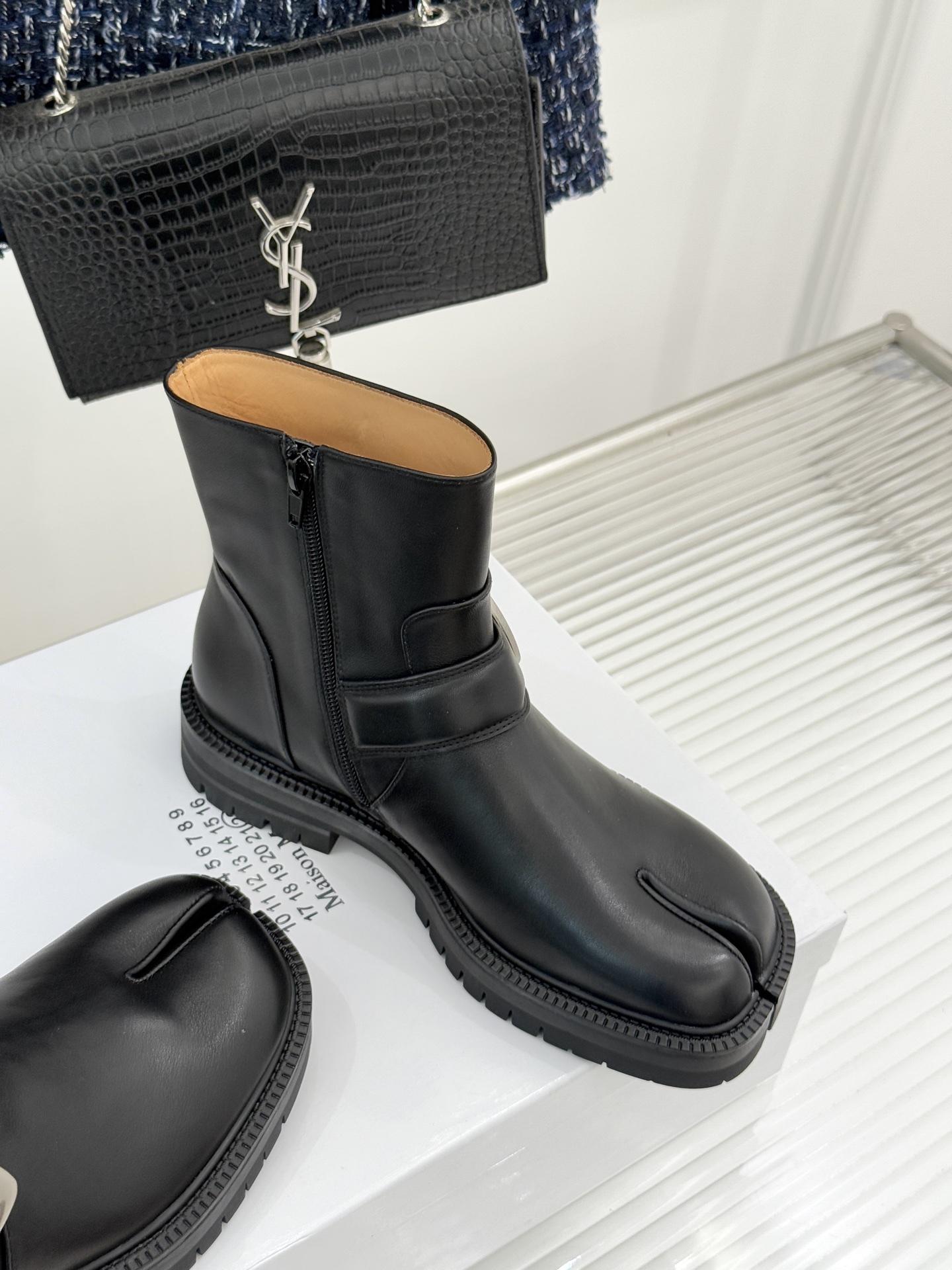 MaisonMargiela/MM6经典复古皮带扣分趾靴系列当15世纪日本「足袋」的东方基因，邂逅中世纪