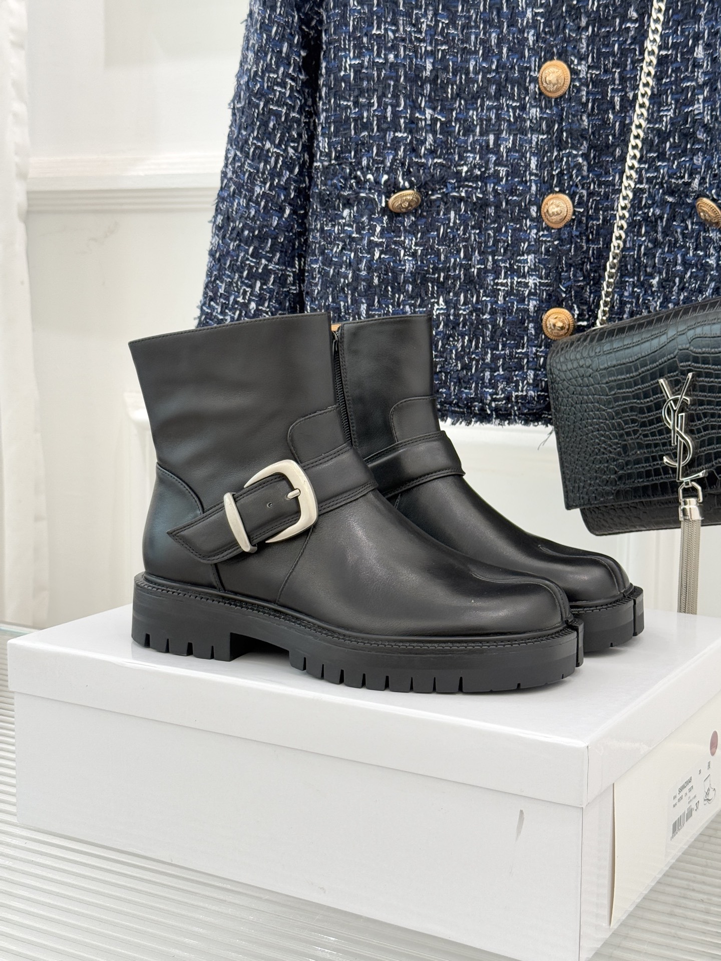 MaisonMargiela/MM6经典复古皮带扣分趾靴系列当15世纪日本「足袋」的东方基因，邂逅中世纪