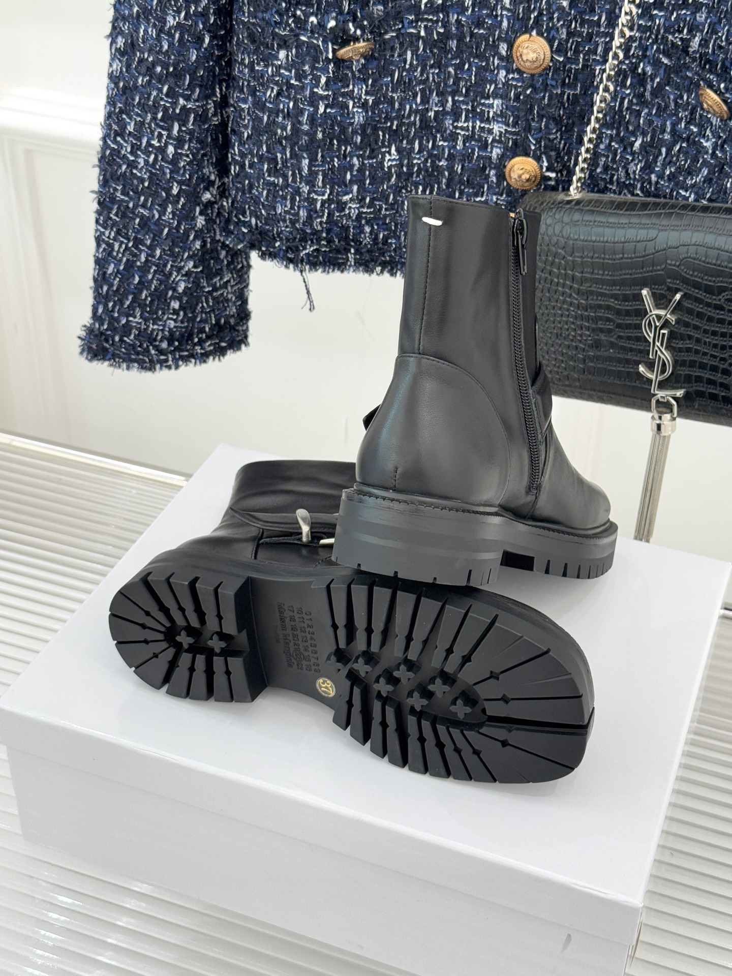 MaisonMargiela/MM6经典复古皮带扣分趾靴系列当15世纪日本「足袋」的东方基因，邂逅中世纪