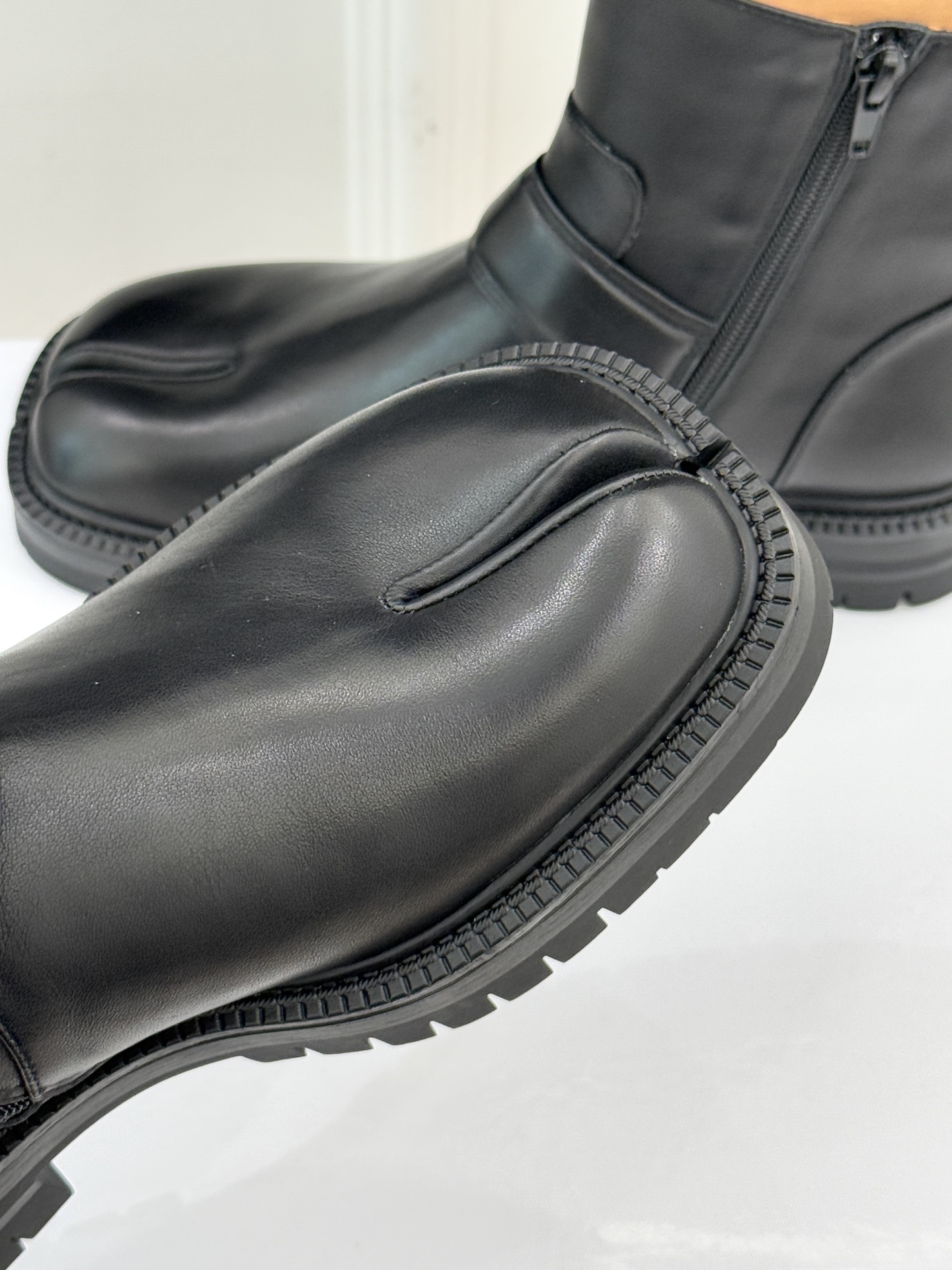 MaisonMargiela/MM6经典复古皮带扣分趾靴系列当15世纪日本「足袋」的东方基因，邂逅中世纪