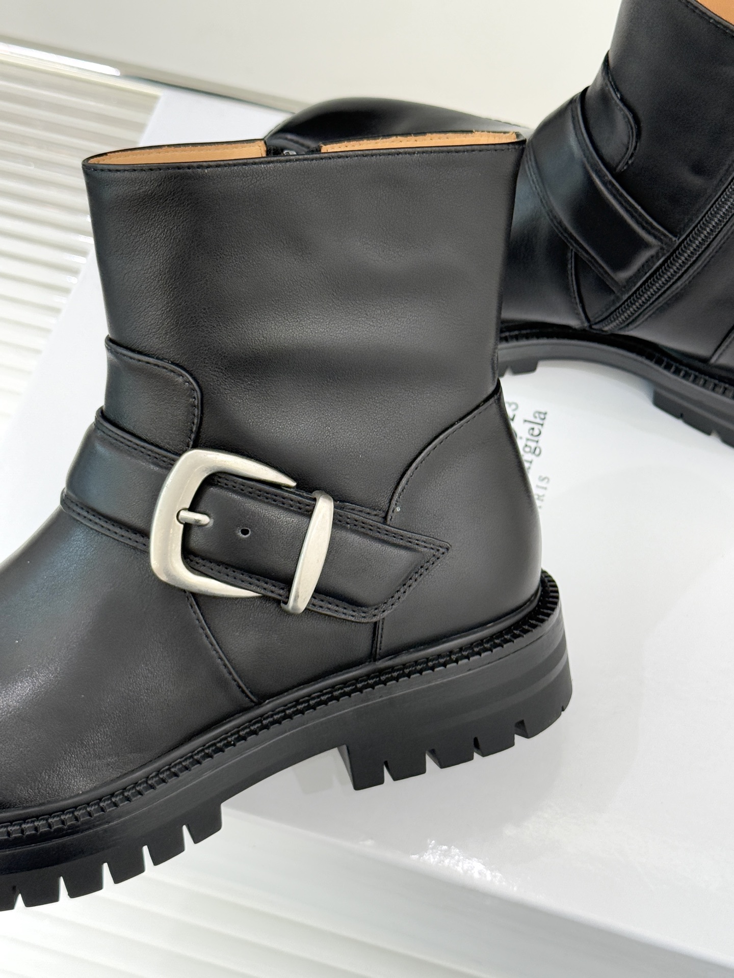 MaisonMargiela/MM6经典复古皮带扣分趾靴系列当15世纪日本「足袋」的东方基因，邂逅中世纪