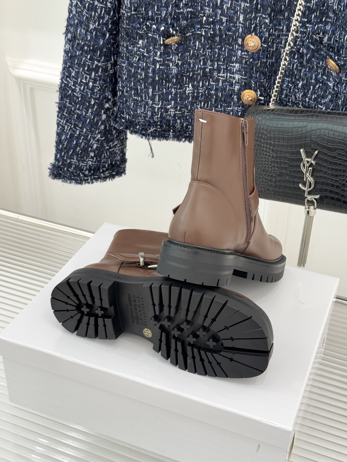 MaisonMargiela/MM6经典复古皮带扣分趾靴系列当15世纪日本「足袋」的东方基因，邂逅中世纪