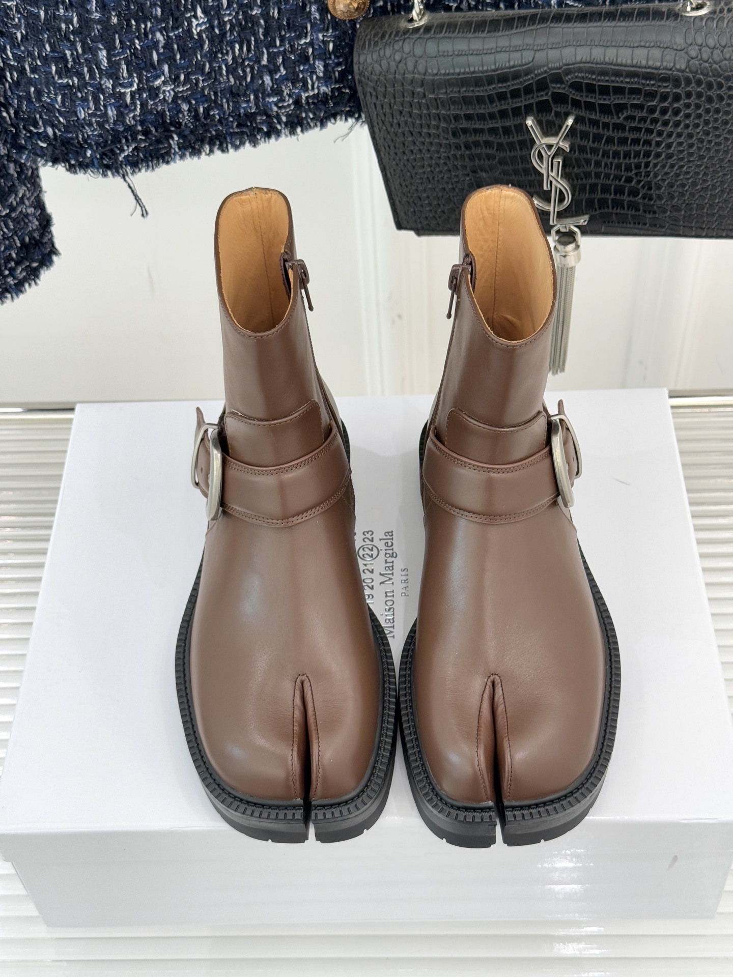 MaisonMargiela/MM6经典复古皮带扣分趾靴系列当15世纪日本「足袋」的东方基因，邂逅中世纪