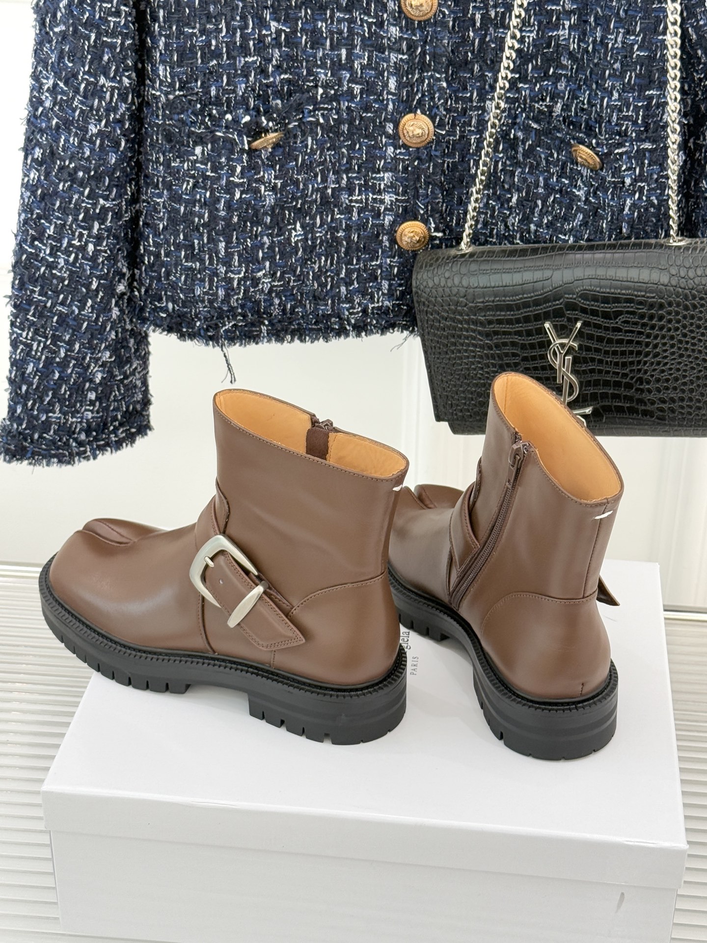 MaisonMargiela/MM6经典复古皮带扣分趾靴系列当15世纪日本「足袋」的东方基因，邂逅中世纪