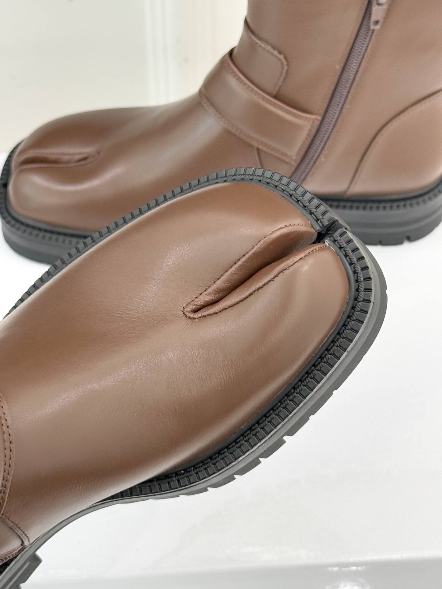 MaisonMargiela/MM6经典复古皮带扣分趾靴系列当15世纪日本「足袋」的东方基因，邂逅中世纪