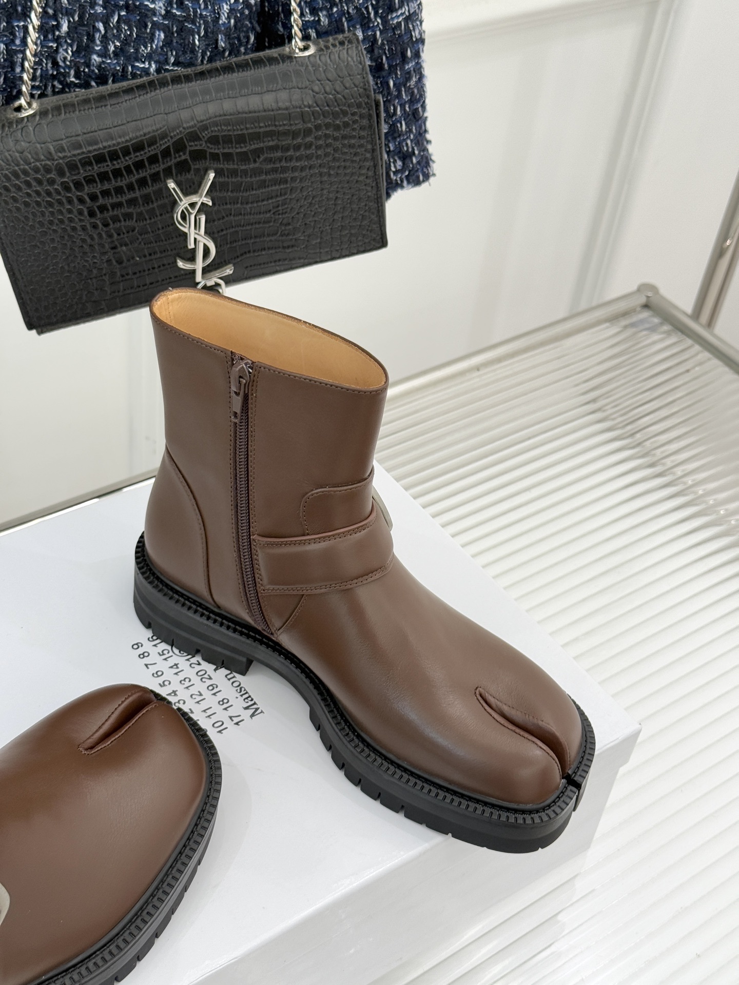 MaisonMargiela/MM6经典复古皮带扣分趾靴系列当15世纪日本「足袋」的东方基因，邂逅中世纪