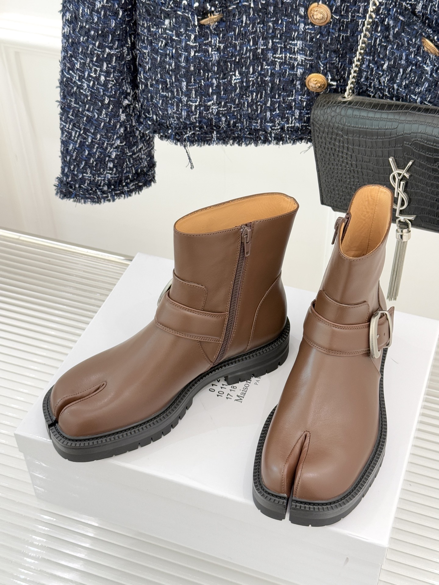 MaisonMargiela/MM6经典复古皮带扣分趾靴系列当15世纪日本「足袋」的东方基因，邂逅中世纪