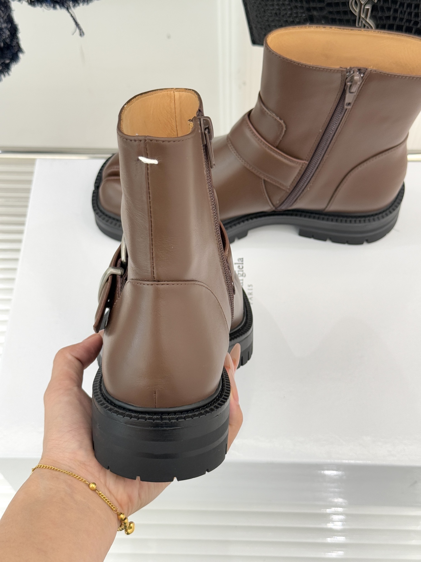 MaisonMargiela/MM6经典复古皮带扣分趾靴系列当15世纪日本「足袋」的东方基因，邂逅中世纪