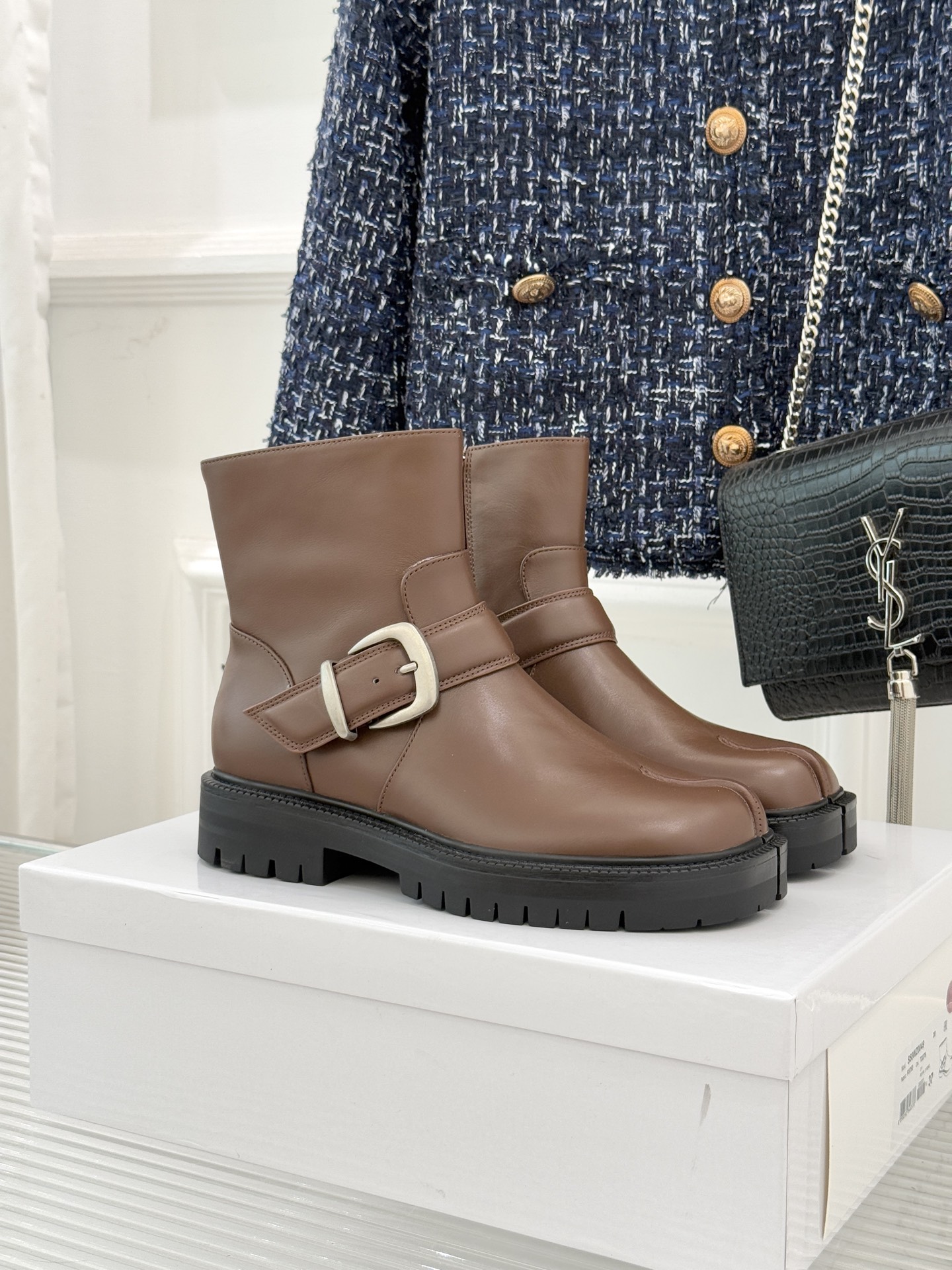 MaisonMargiela/MM6经典复古皮带扣分趾靴系列当15世纪日本「足袋」的东方基因，邂逅中世纪