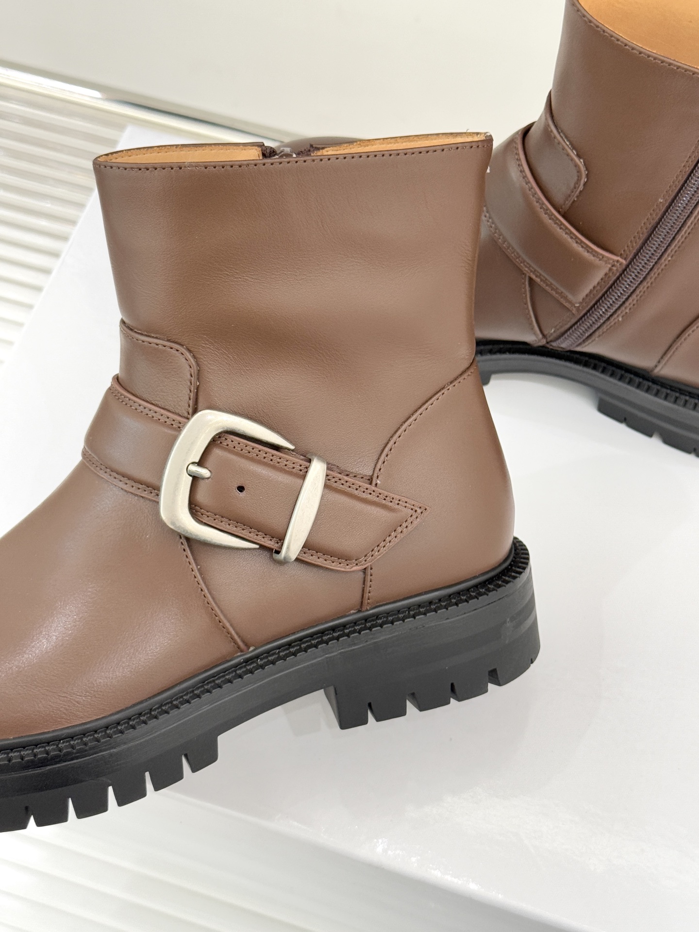 MaisonMargiela/MM6经典复古皮带扣分趾靴系列当15世纪日本「足袋」的东方基因，邂逅中世纪