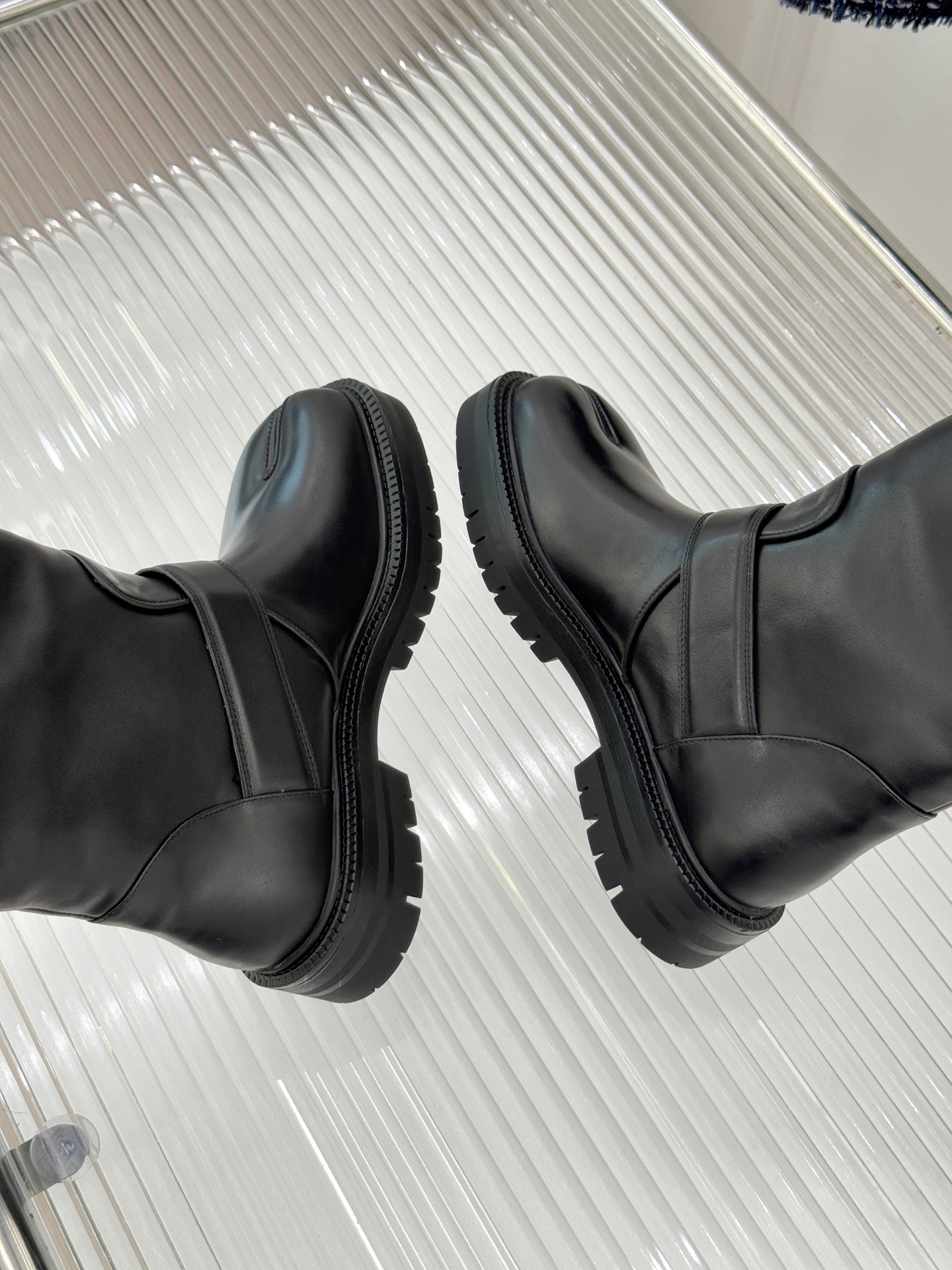 MaisonMargiela/MM6经典复古皮带扣分趾靴系列当15世纪日本「足袋」的东方基因，邂逅中世纪