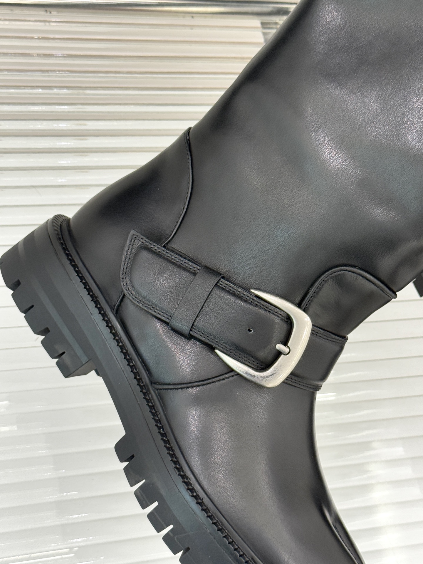 MaisonMargiela/MM6经典复古皮带扣分趾靴系列当15世纪日本「足袋」的东方基因，邂逅中世纪