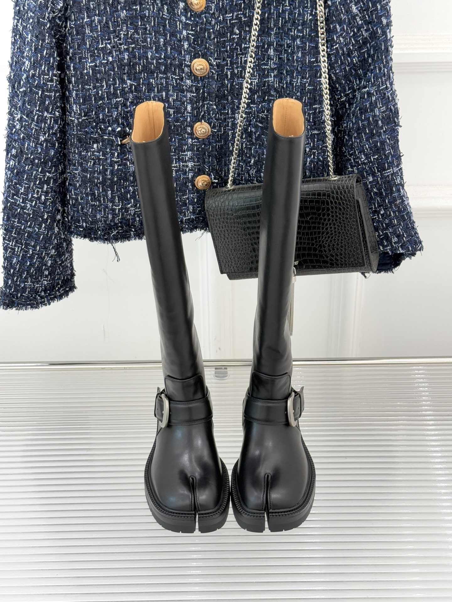 MaisonMargiela/MM6经典复古皮带扣分趾靴系列当15世纪日本「足袋」的东方基因，邂逅中世纪