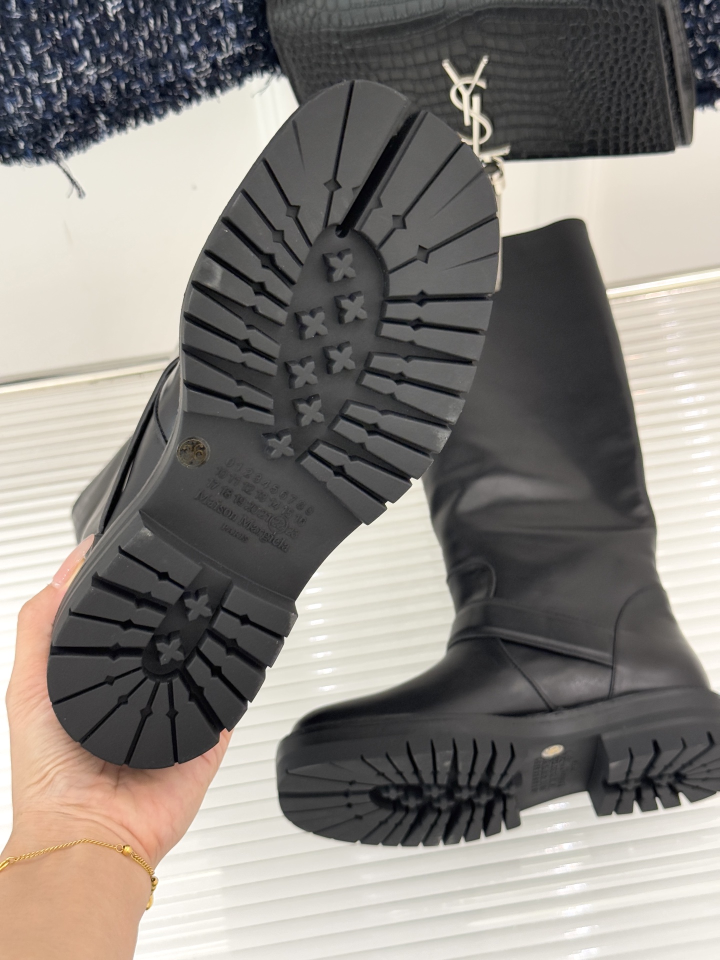 MaisonMargiela/MM6经典复古皮带扣分趾靴系列当15世纪日本「足袋」的东方基因，邂逅中世纪