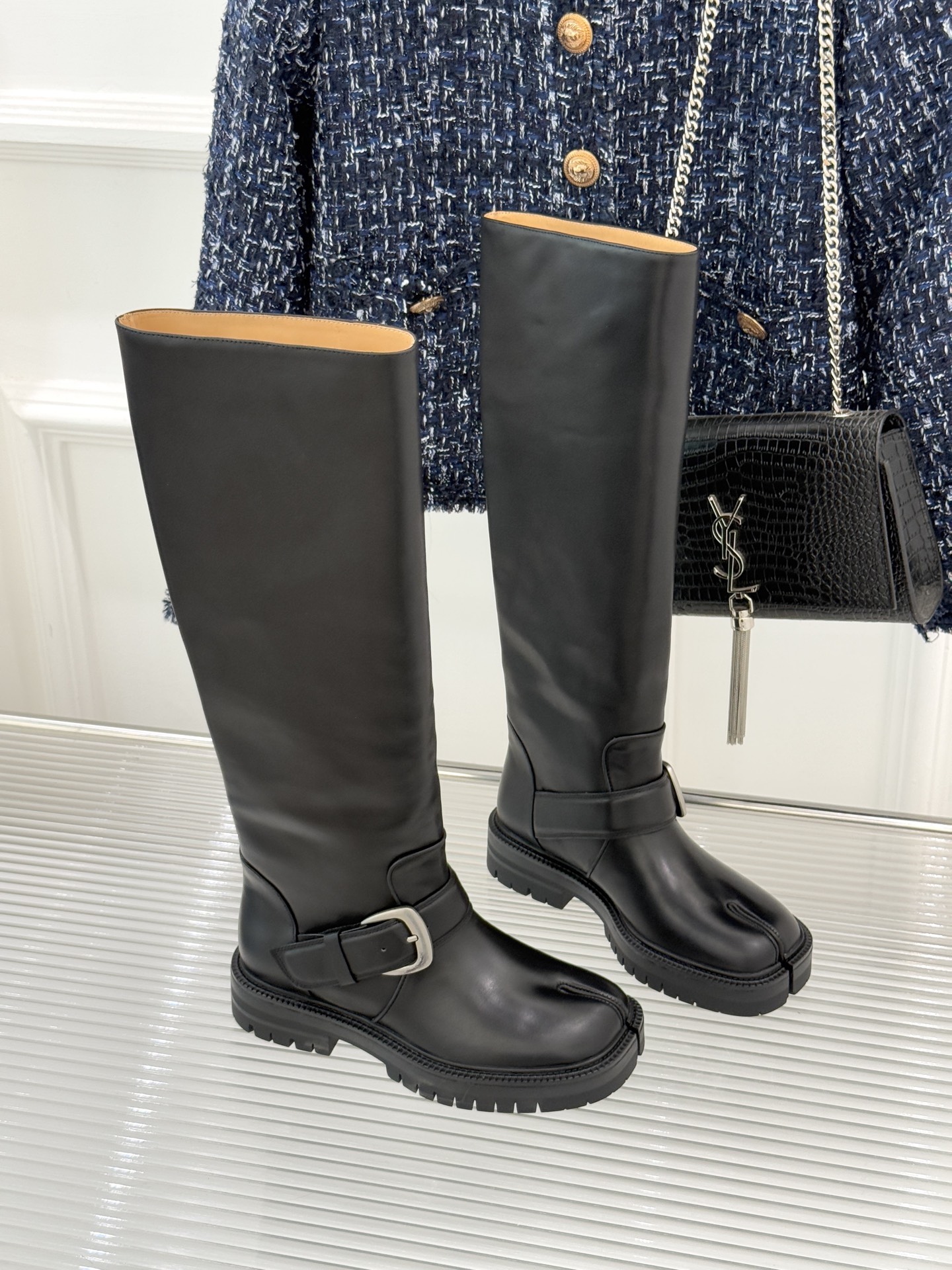 MaisonMargiela/MM6经典复古皮带扣分趾靴系列当15世纪日本「足袋」的东方基因，邂逅中世纪