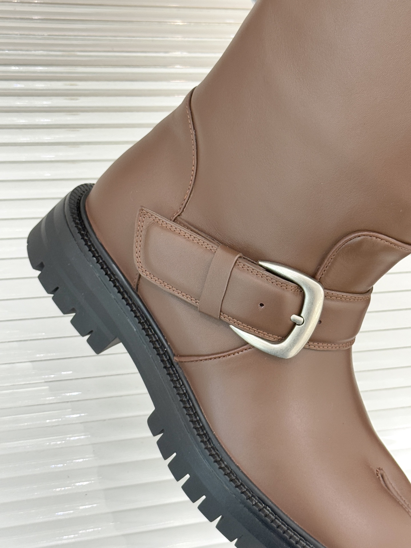 MaisonMargiela/MM6经典复古皮带扣分趾靴系列当15世纪日本「足袋」的东方基因，邂逅中世纪