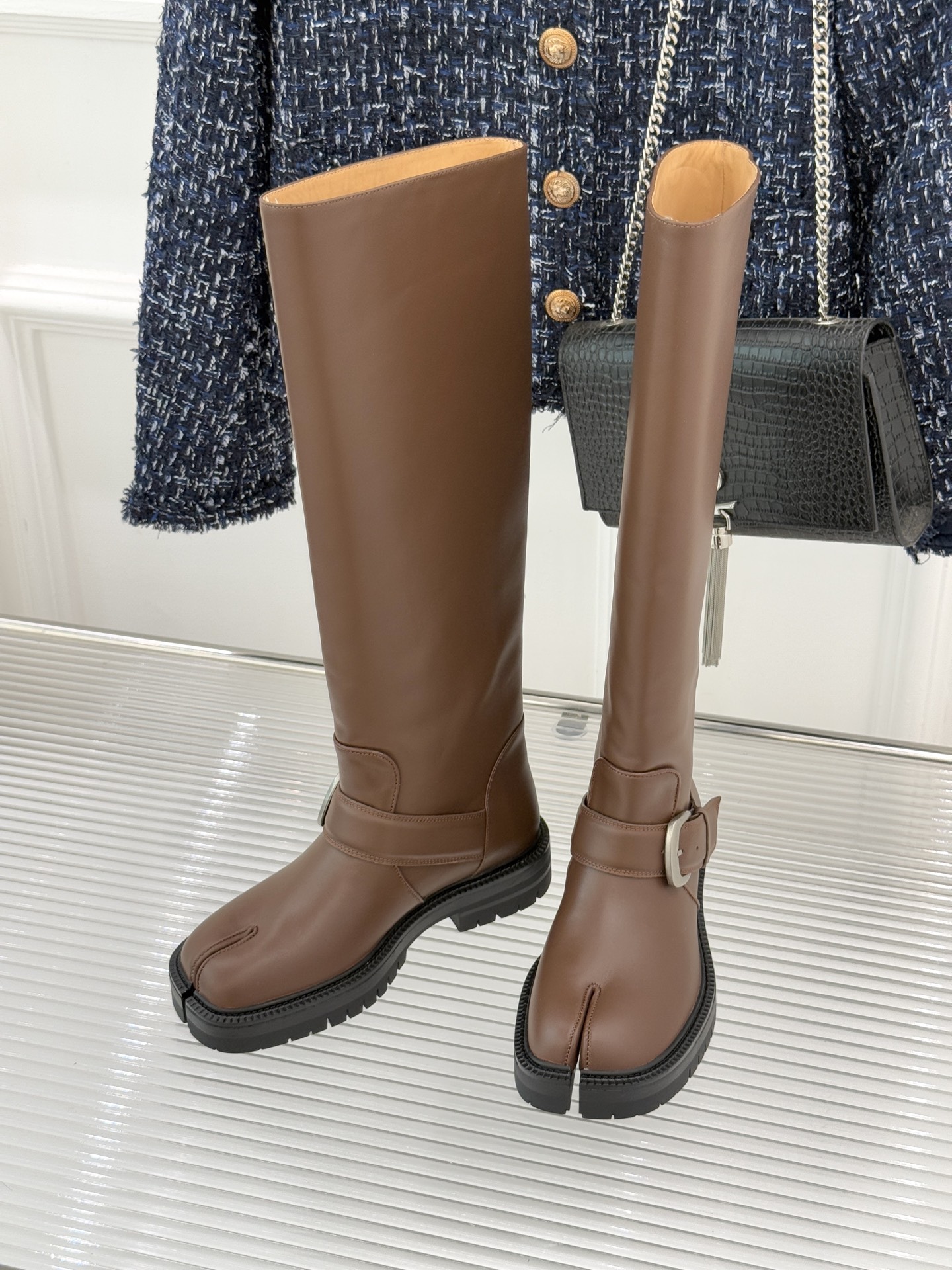 MaisonMargiela/MM6经典复古皮带扣分趾靴系列当15世纪日本「足袋」的东方基因，邂逅中世纪