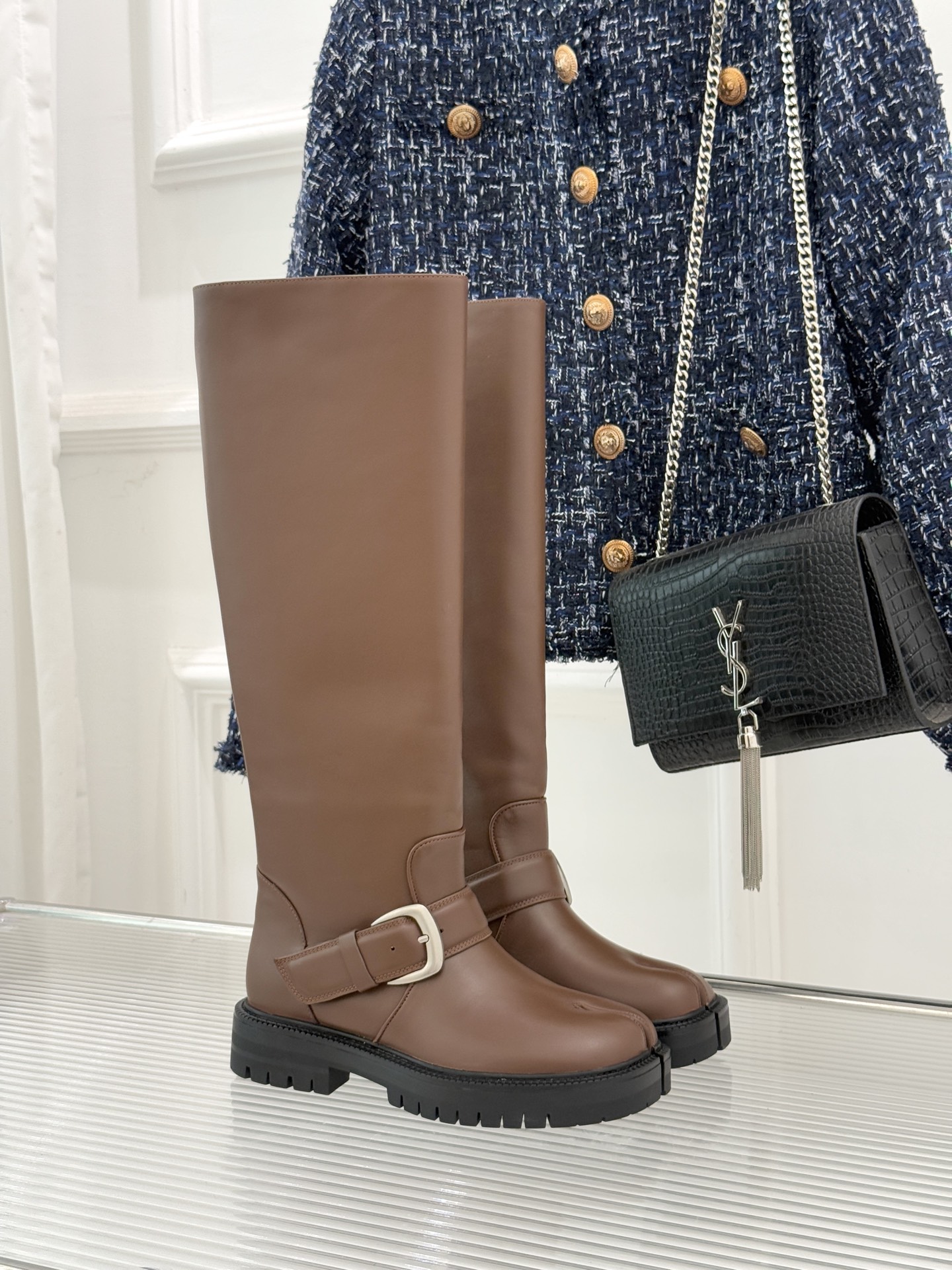 MaisonMargiela/MM6经典复古皮带扣分趾靴系列当15世纪日本「足袋」的东方基因，邂逅中世纪