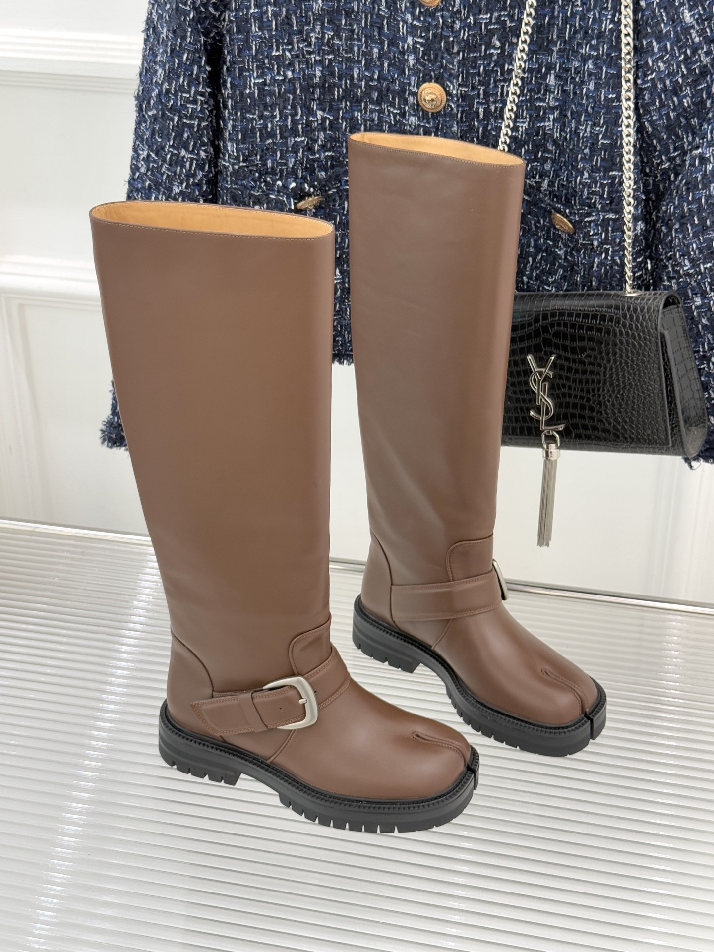 MaisonMargiela/MM6经典复古皮带扣分趾靴系列当15世纪日本「足袋」的东方基因，邂逅中世纪