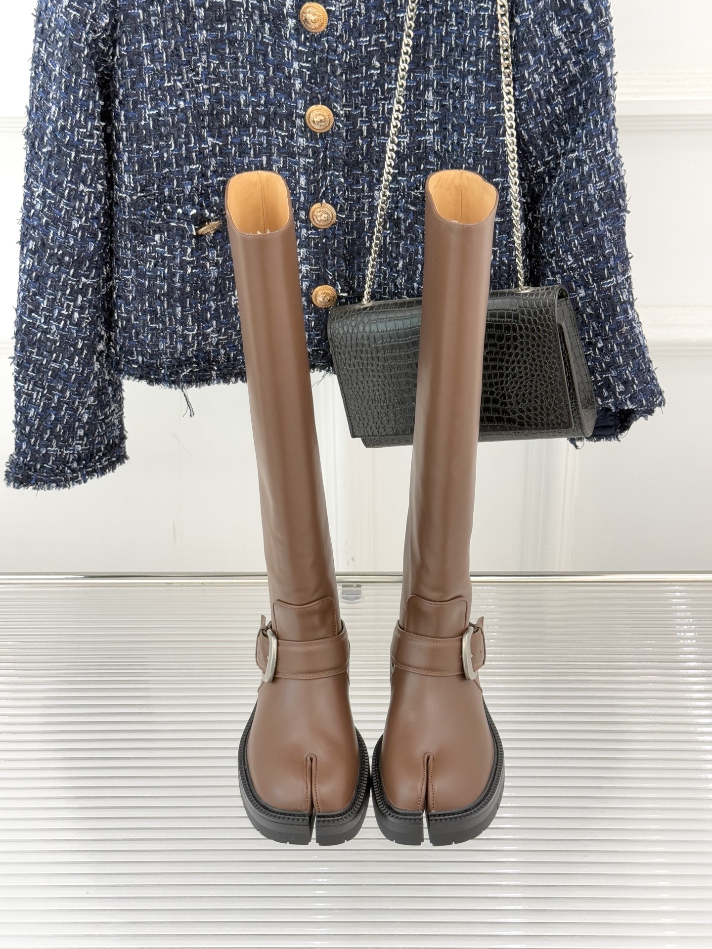 MaisonMargiela/MM6经典复古皮带扣分趾靴系列当15世纪日本「足袋」的东方基因，邂逅中世纪