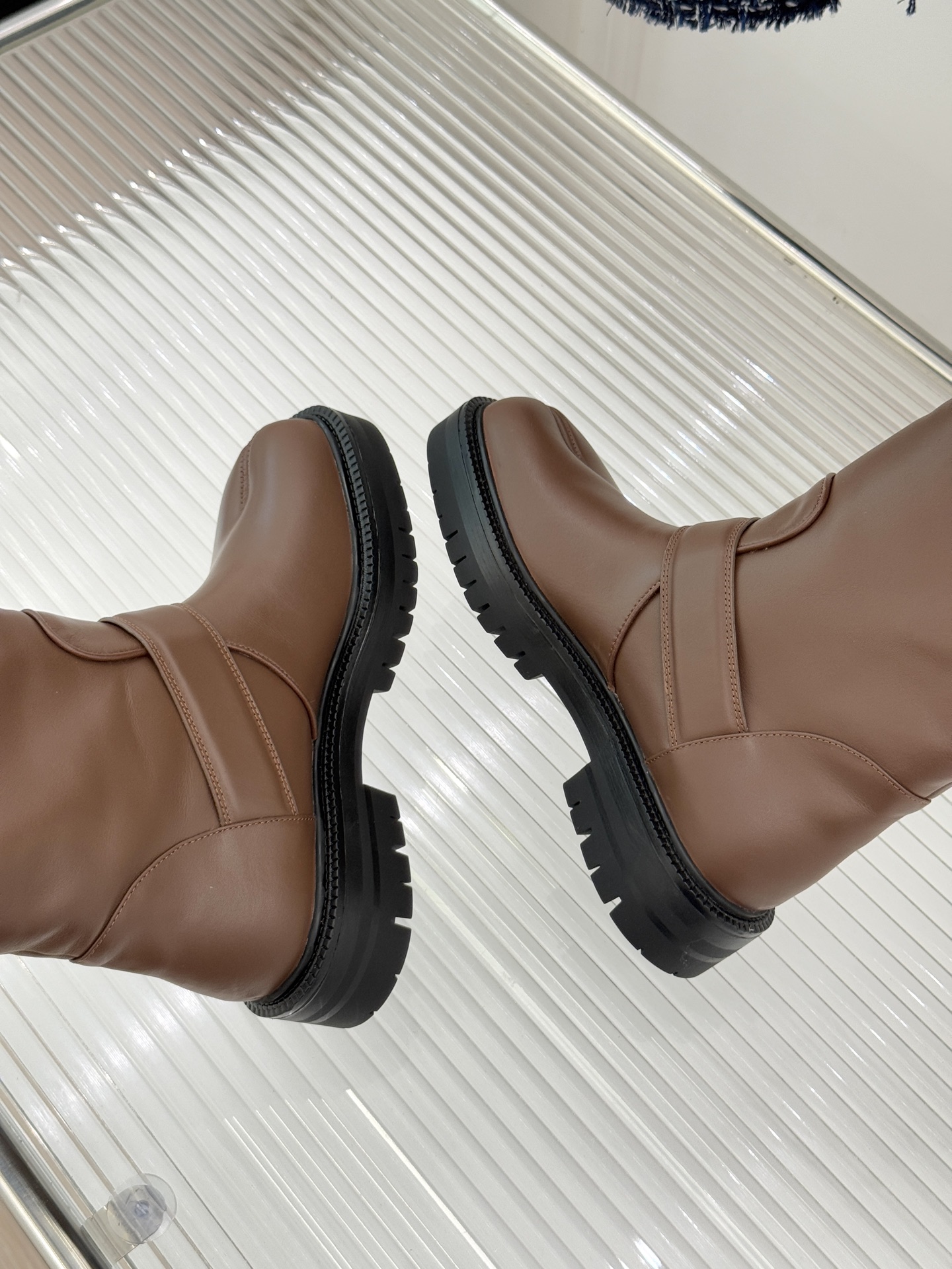 MaisonMargiela/MM6经典复古皮带扣分趾靴系列当15世纪日本「足袋」的东方基因，邂逅中世纪