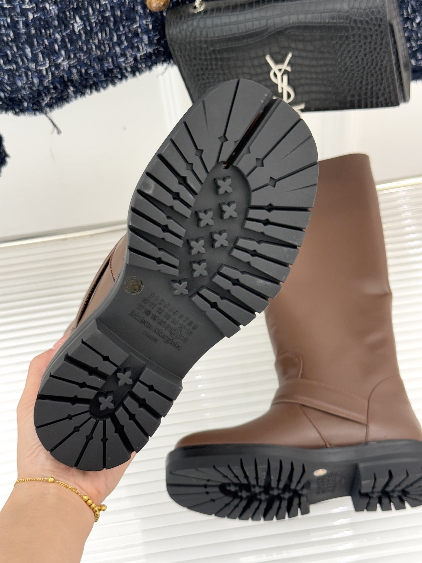 MaisonMargiela/MM6经典复古皮带扣分趾靴系列当15世纪日本「足袋」的东方基因，邂逅中世纪