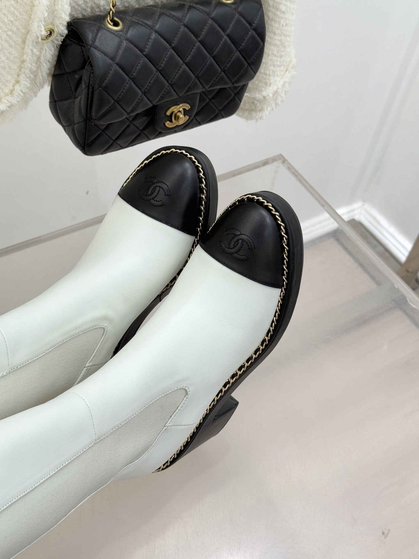 CHANE*｜小香25k秋冬新品拼色链条双C切尔西粗跟长靴这双切尔西短靴简直是时尚圈的“梦中情靴”！独特