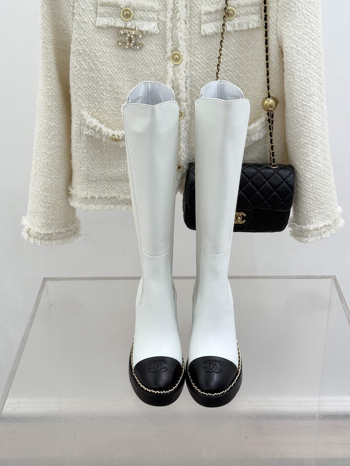 CHANE*｜小香25k秋冬新品拼色链条双C切尔西粗跟长靴这双切尔西短靴简直是时尚圈的“梦中情靴”！独特