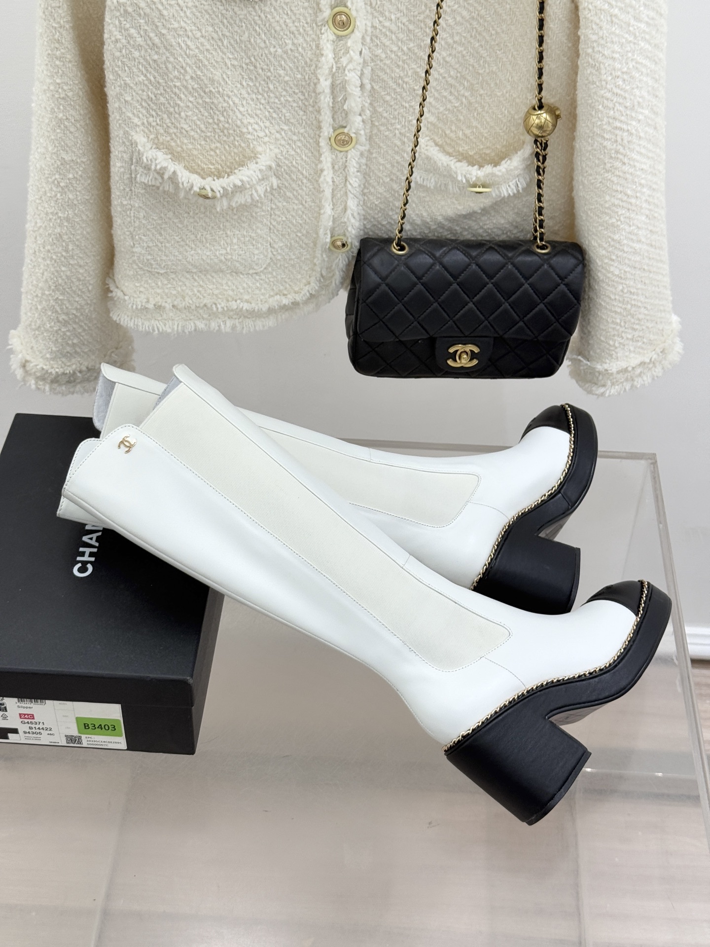 CHANE*｜小香25k秋冬新品拼色链条双C切尔西粗跟长靴这双切尔西短靴简直是时尚圈的“梦中情靴”！独特