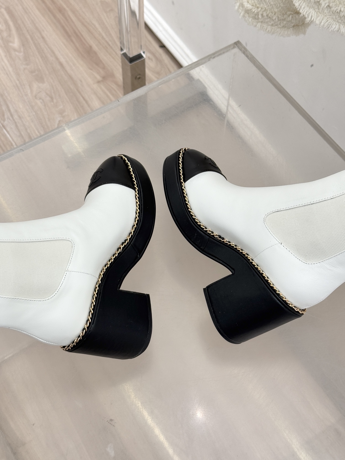 CHANE*｜小香25k秋冬新品拼色链条双C切尔西粗跟长靴这双切尔西短靴简直是时尚圈的“梦中情靴”！独特