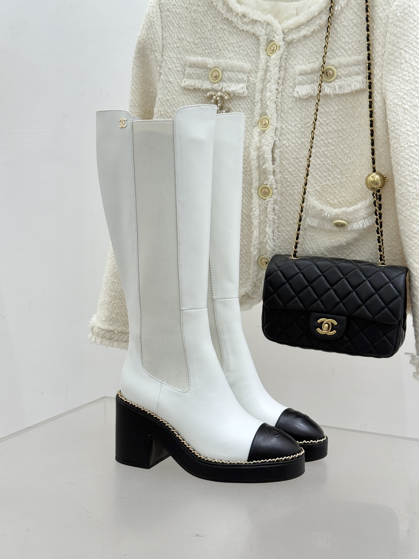 CHANE*｜小香25k秋冬新品拼色链条双C切尔西粗跟长靴这双切尔西短靴简直是时尚圈的“梦中情靴”！独特