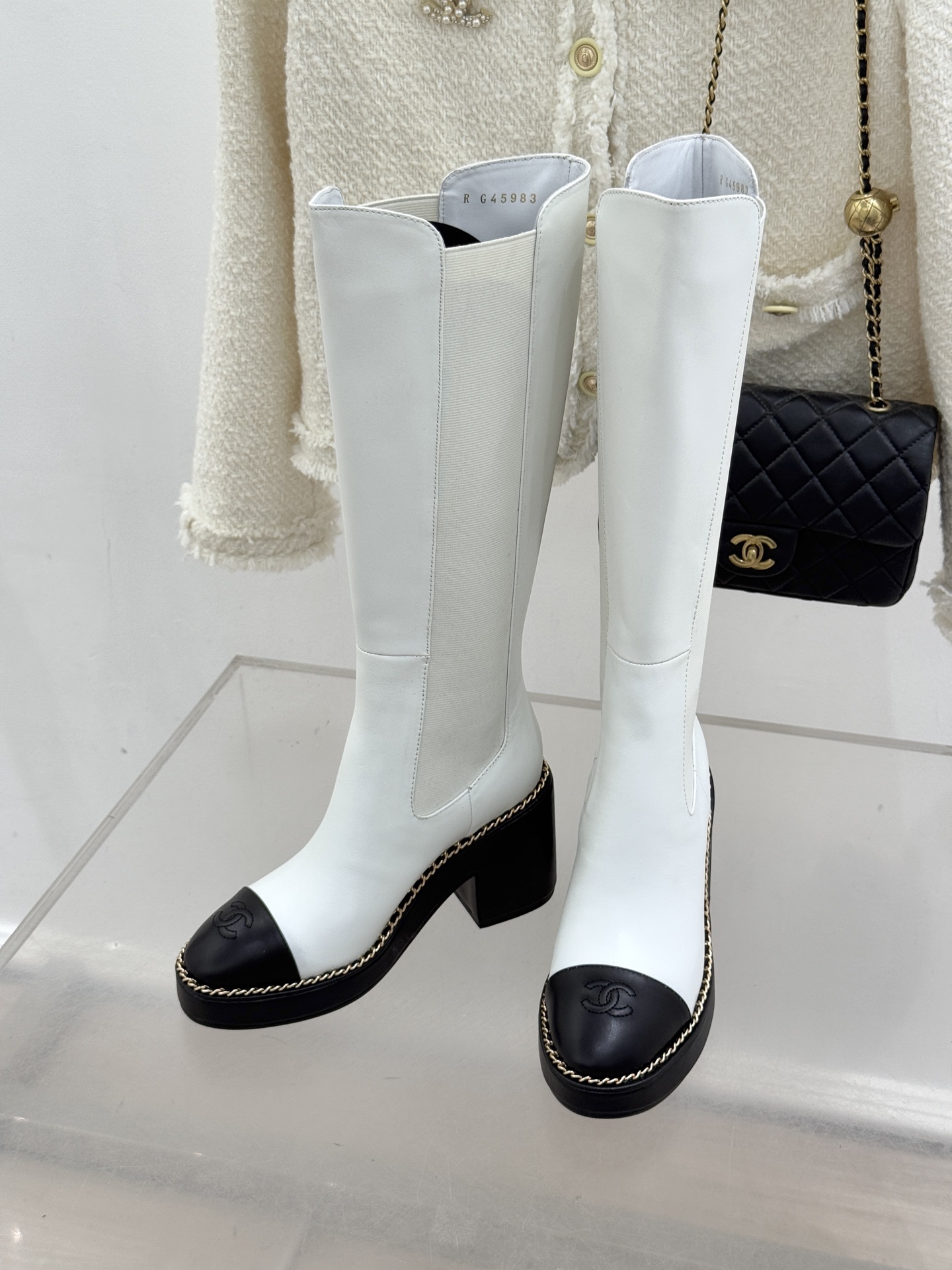 CHANE*｜小香25k秋冬新品拼色链条双C切尔西粗跟长靴这双切尔西短靴简直是时尚圈的“梦中情靴”！独特