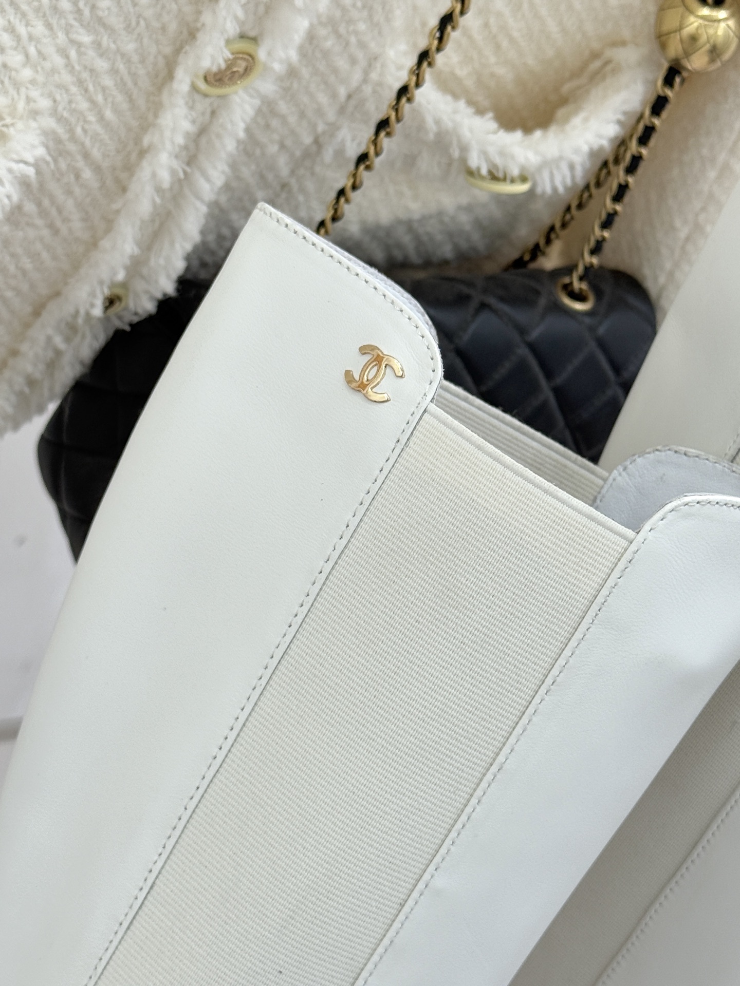 CHANE*｜小香25k秋冬新品拼色链条双C切尔西粗跟长靴这双切尔西短靴简直是时尚圈的“梦中情靴”！独特